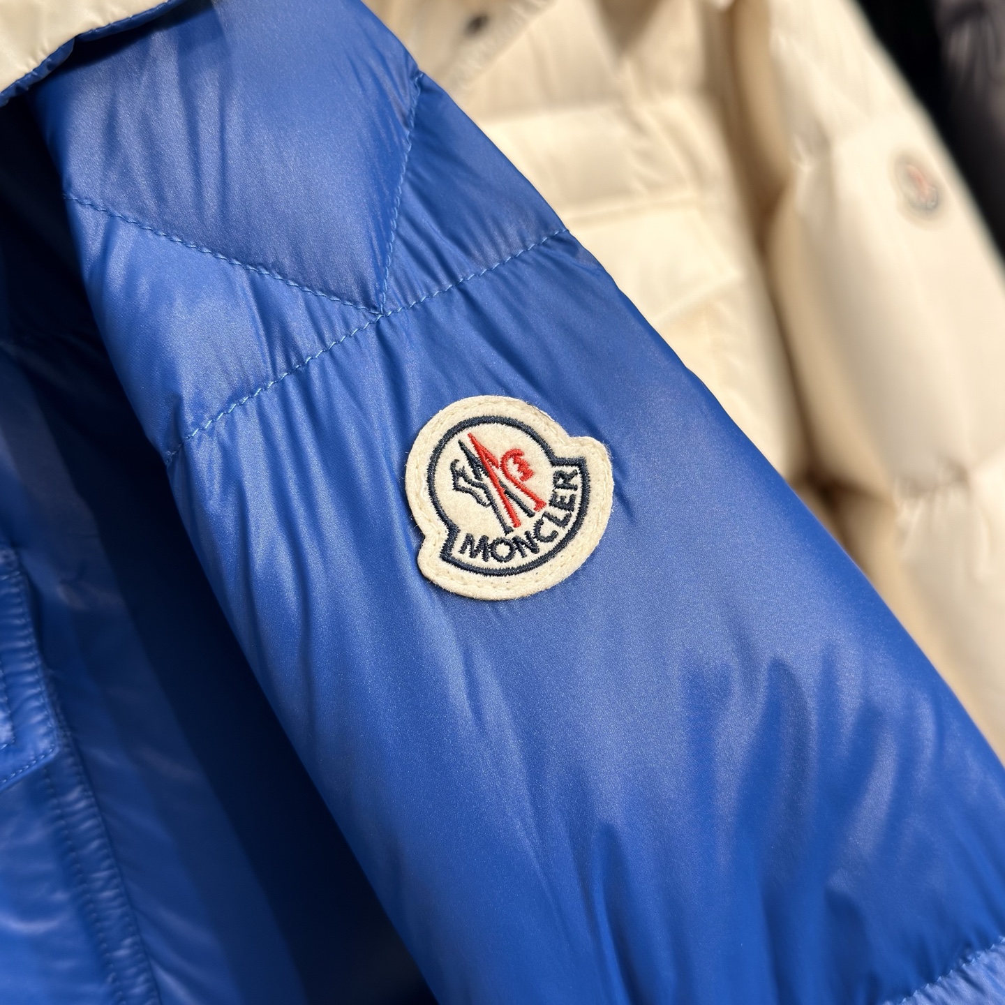 羽绒服 蒙家25秋冬男士时尚连帽羽绒服 轻奢时尚休闲风格，轻盈保暖柔软！低调系列时尚百搭，就是有型！香港