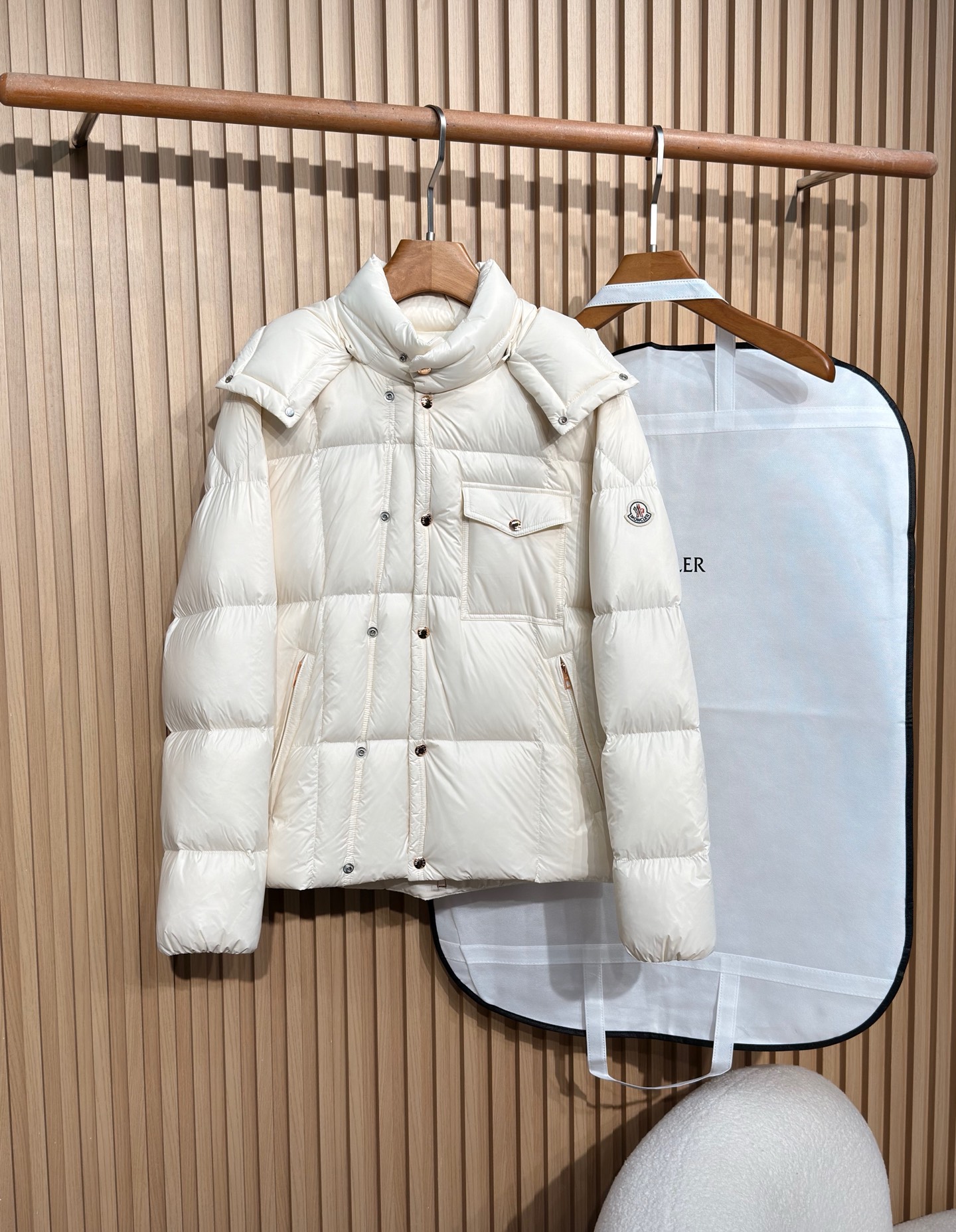 羽绒服 蒙家25秋冬男士时尚连帽羽绒服 轻奢时尚休闲风格，轻盈保暖柔软！低调系列时尚百搭，就是有型！香港