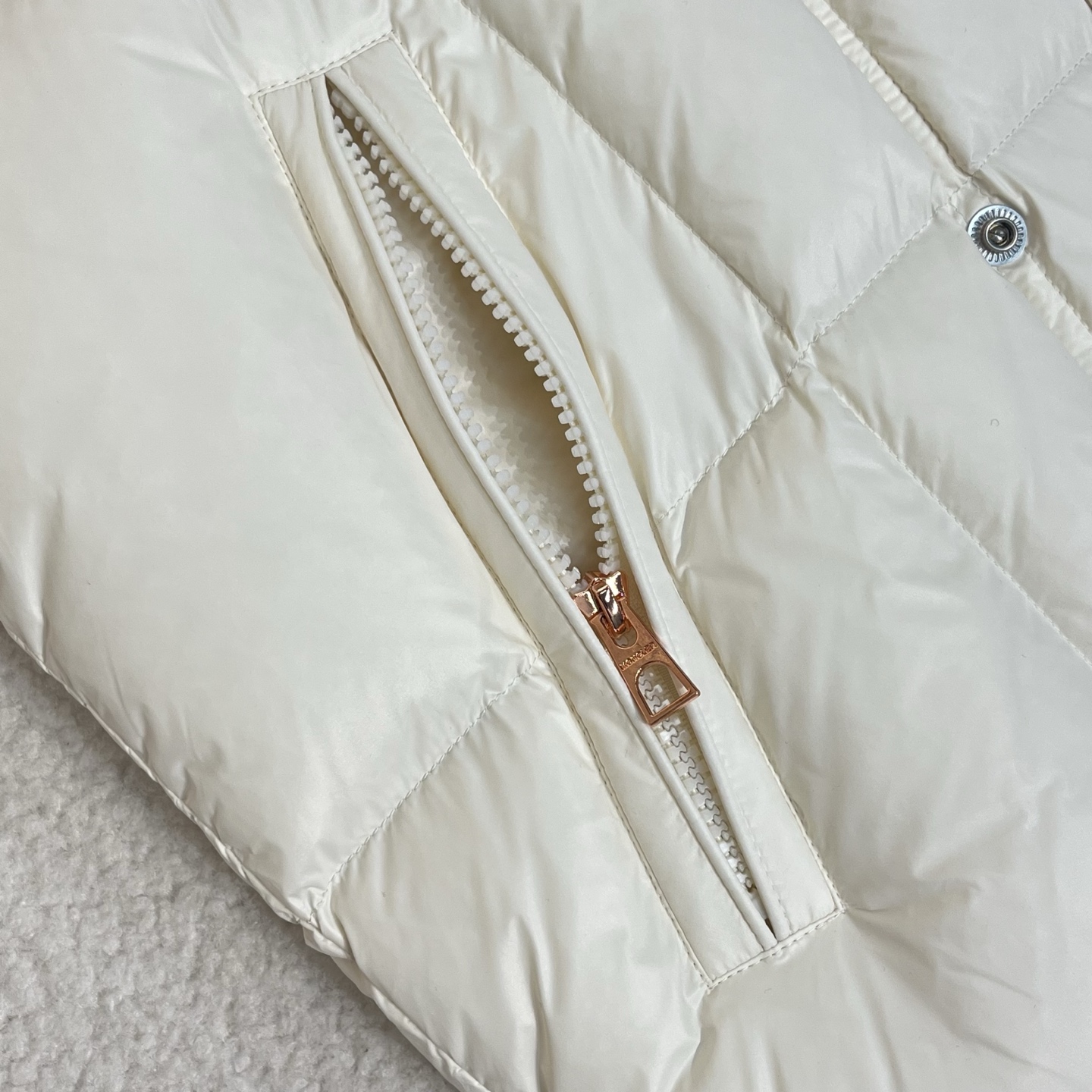 羽绒服 白色细节