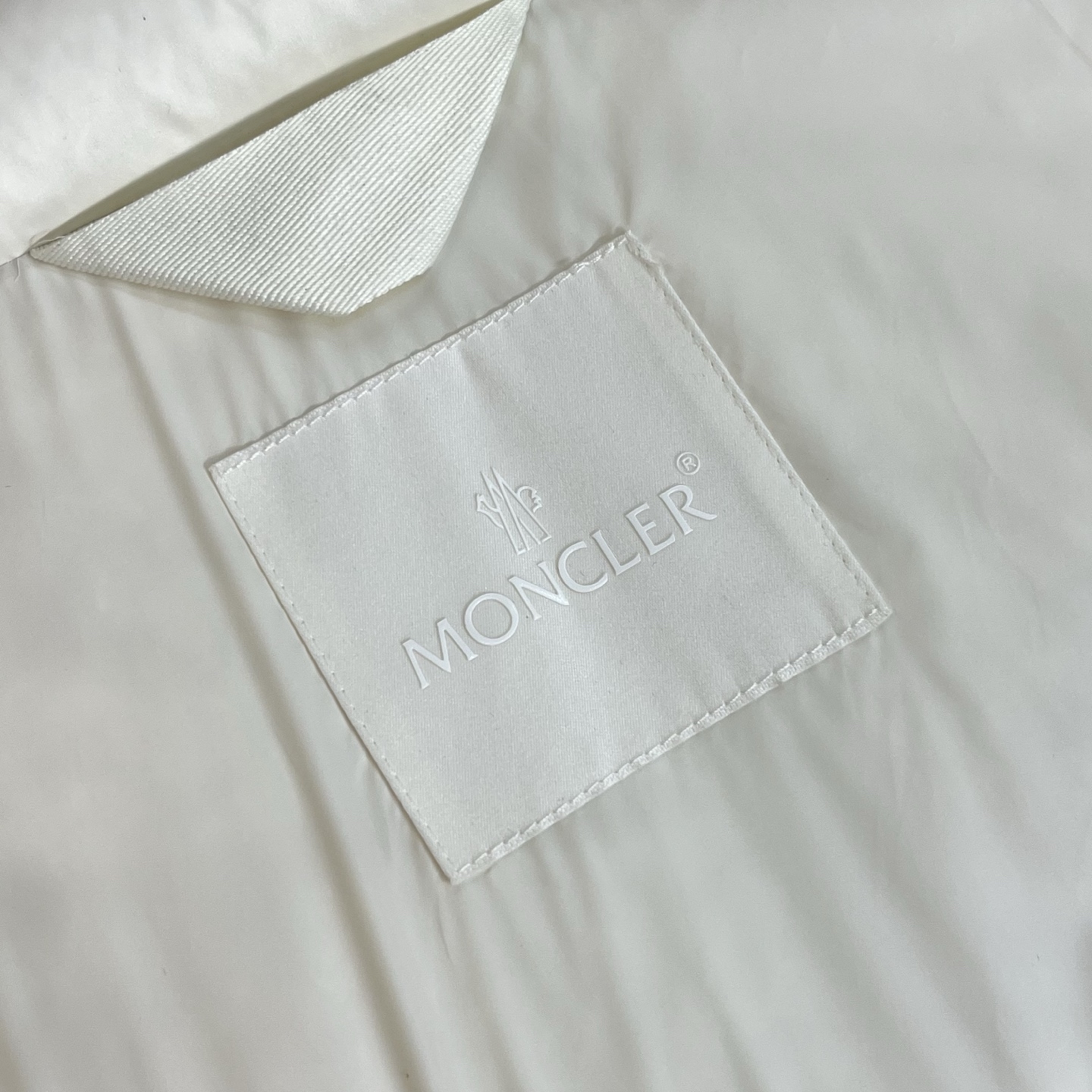 羽绒服 白色细节