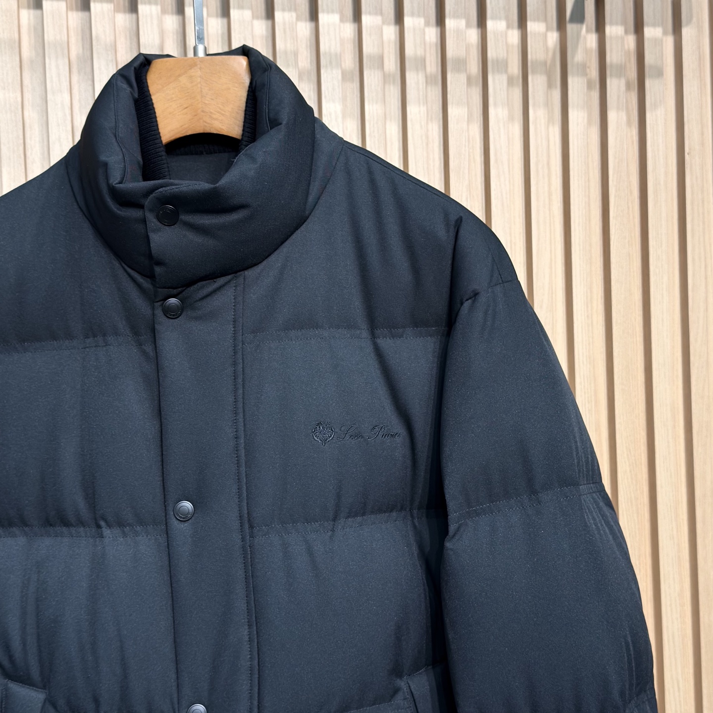 羽绒服 lP🆕 诺优家秋冬新款简约时尚百搭羽绒服这款羽绒服采用高品质面料加上90%鸭绒填充，保暖轻盈不压