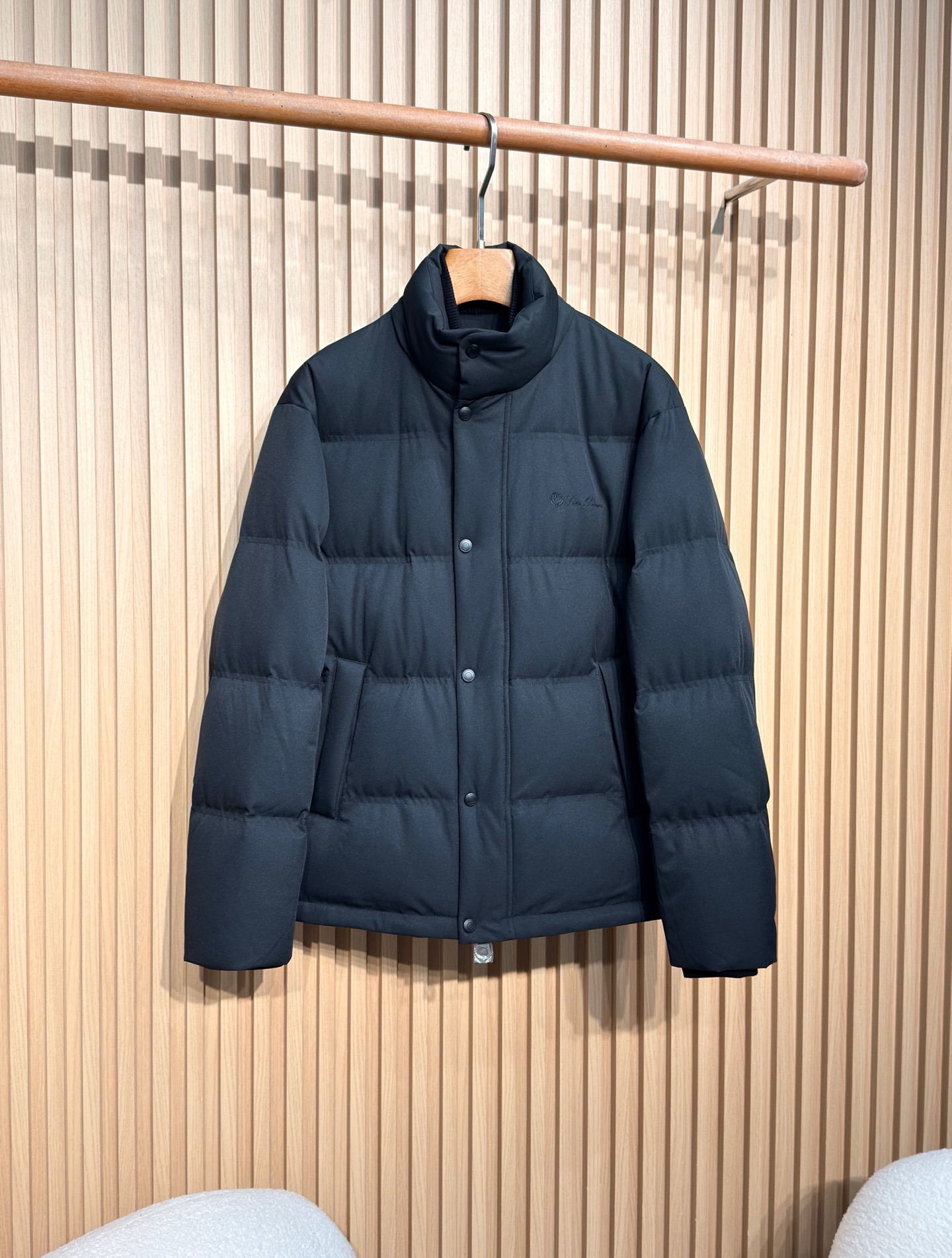 羽绒服 lP🆕 诺优家秋冬新款简约时尚百搭羽绒服这款羽绒服采用高品质面料加上90%鸭绒填充，保暖轻盈不压