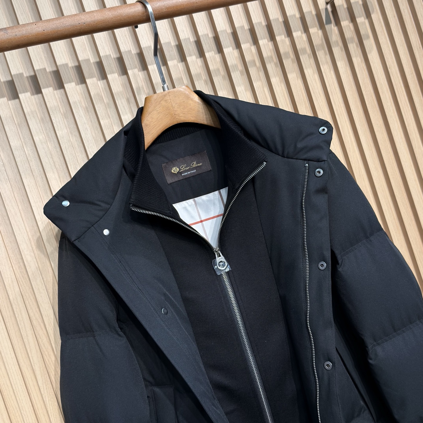 羽绒服 lP🆕 诺优家秋冬新款简约时尚百搭羽绒服这款羽绒服采用高品质面料加上90%鸭绒填充，保暖轻盈不压