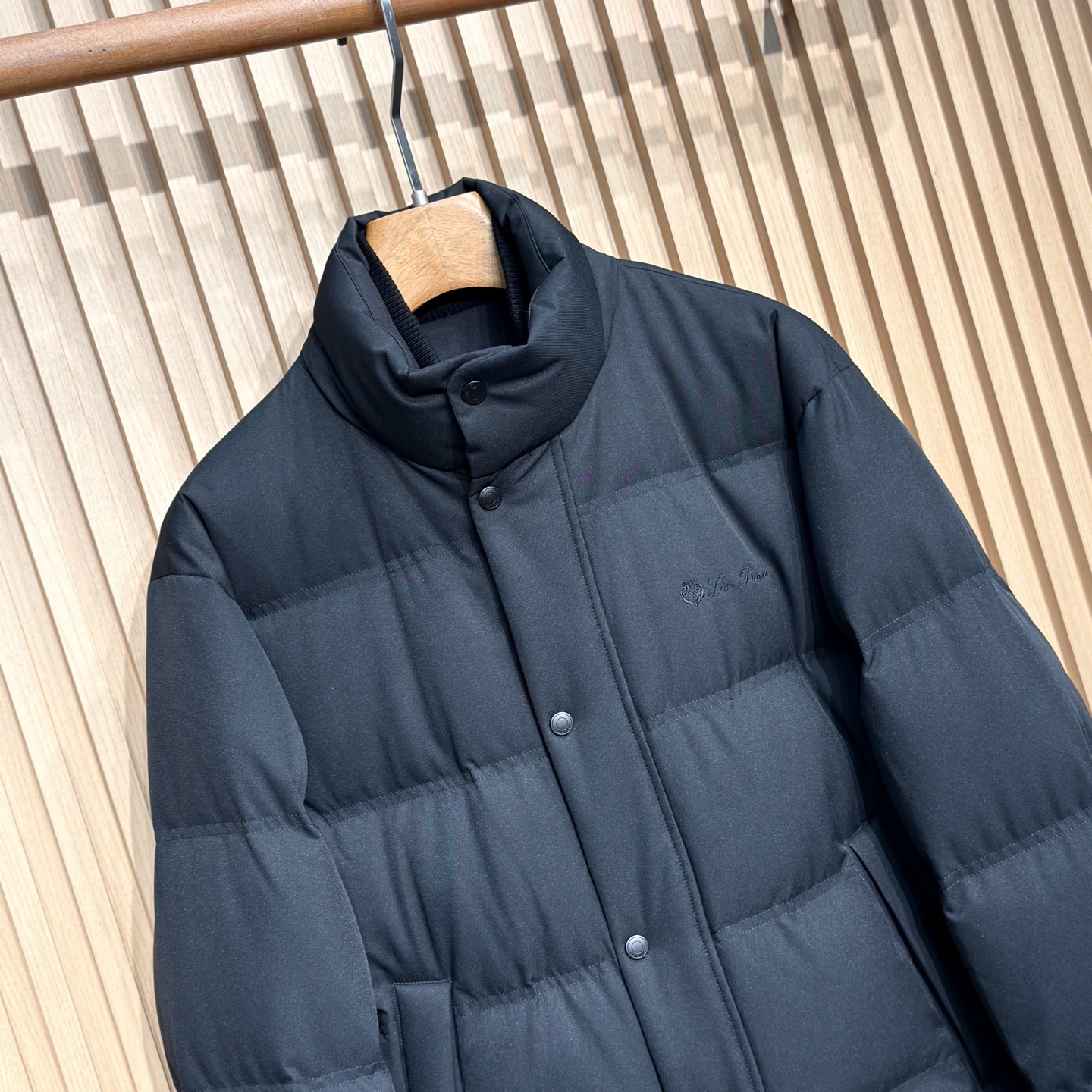 羽绒服 lP🆕 诺优家秋冬新款简约时尚百搭羽绒服这款羽绒服采用高品质面料加上90%鸭绒填充，保暖轻盈不压