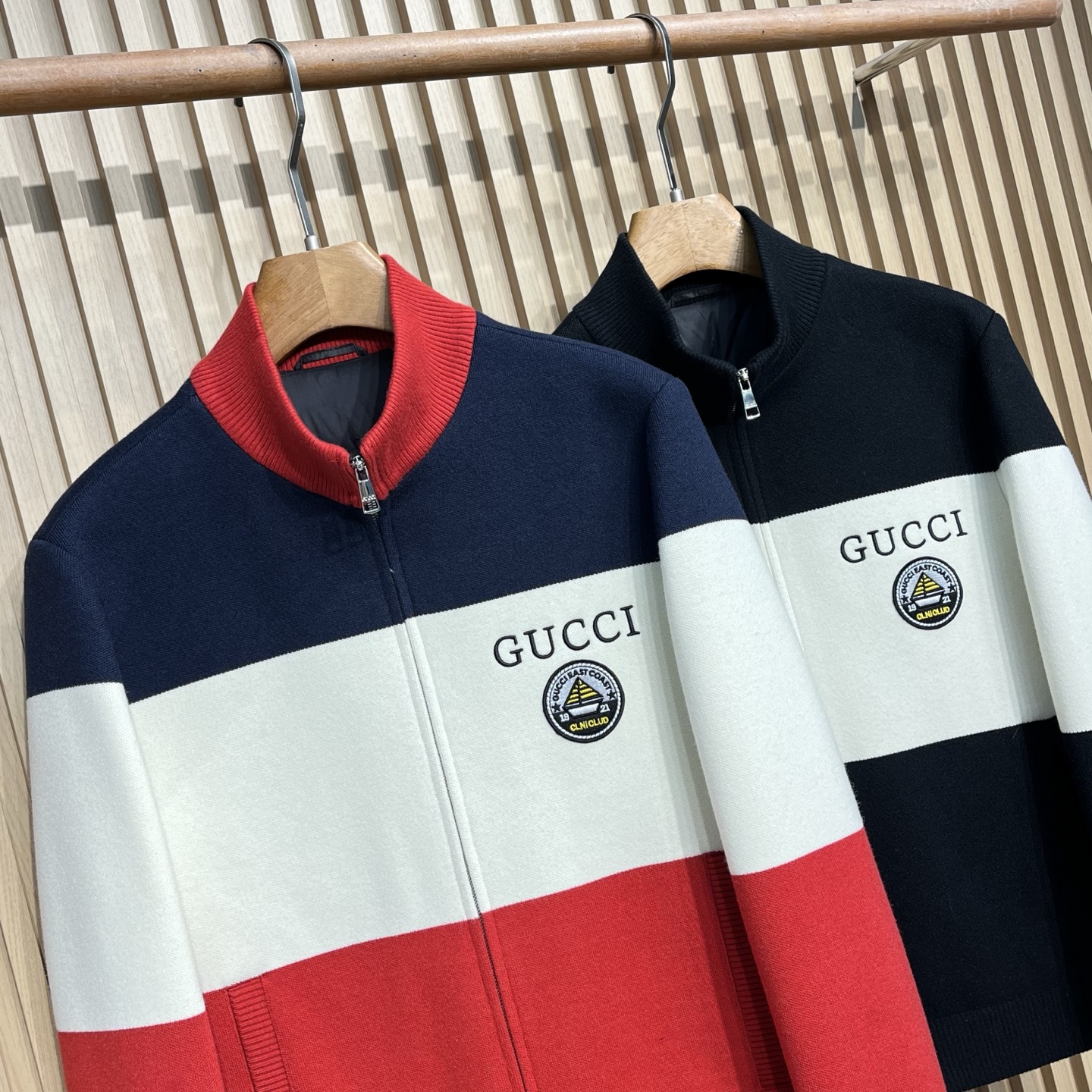 羽绒服 GUCCI/古驰 fw新款拼接色刺绣徽标针织开衫毛衣羽绒服 有多色拼接款式,其中一款主体由藏蓝色、白色和酒红色 羽绒服 GUCCI/古驰 fw新款拼接色刺绣徽标针织开衫毛衣羽绒服 有多色拼接款式,其中一款主体由藏蓝色、白色和酒红色