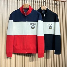 羽绒服 GUCCI/古驰 fw新款拼接色刺绣徽标针织开衫毛衣羽绒服 有多色拼接款式,其中一款主体由藏蓝色、白色和酒红色 羽绒服 GUCCI/古驰 fw新款拼接色刺绣徽标针织开衫毛衣羽绒服 有多色拼接款式,其中一款主体由藏蓝色、白色和酒红色