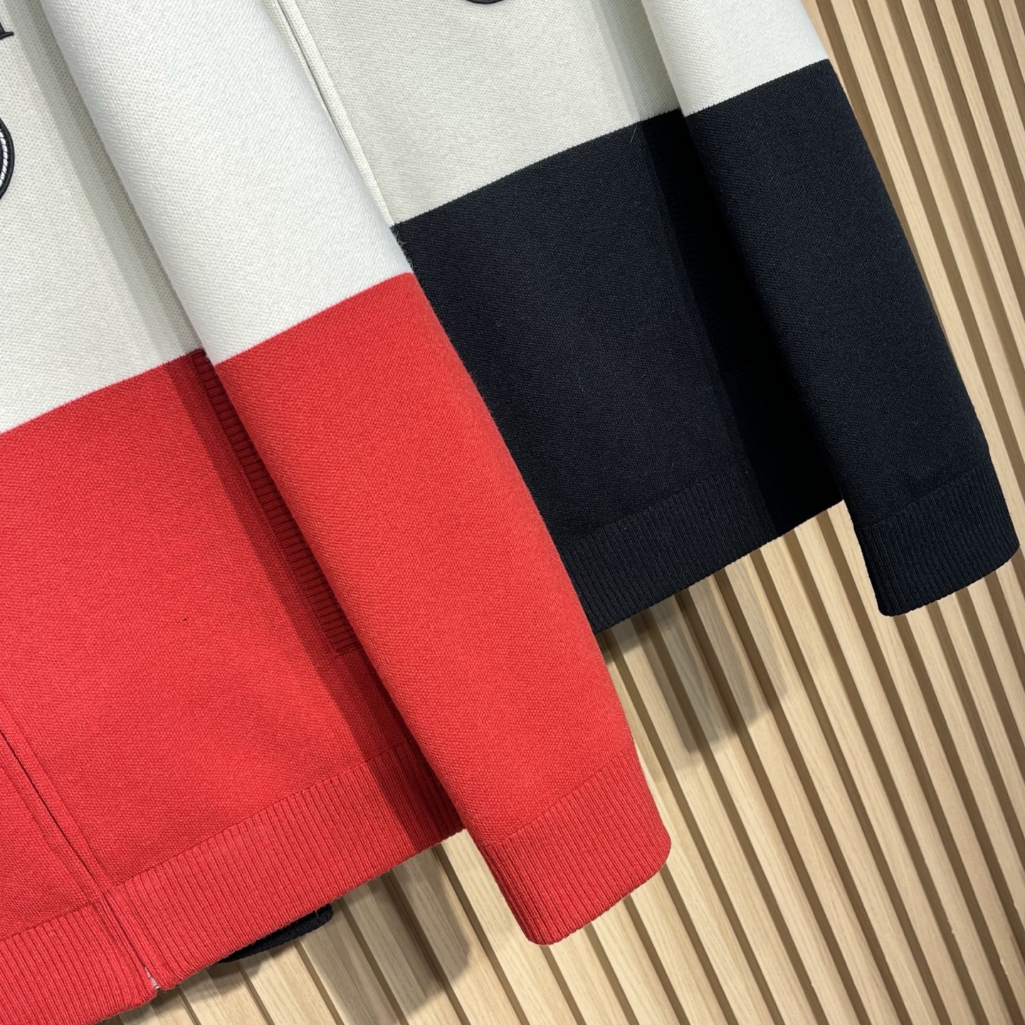 羽绒服 GUCCI/古驰 fw新款拼接色刺绣徽标针织开衫毛衣羽绒服 有多色拼接款式,其中一款主体由藏蓝色、白色和酒红色 羽绒服 GUCCI/古驰 fw新款拼接色刺绣徽标针织开衫毛衣羽绒服 有多色拼接款式,其中一款主体由藏蓝色、白色和酒红色