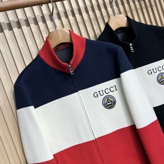 羽绒服 GUCCI/古驰 fw新款拼接色刺绣徽标针织开衫毛衣羽绒服 有多色拼接款式,其中一款主体由藏蓝色、白色和酒红色 羽绒服 GUCCI/古驰 fw新款拼接色刺绣徽标针织开衫毛衣羽绒服 有多色拼接款式,其中一款主体由藏蓝色、白色和酒红色