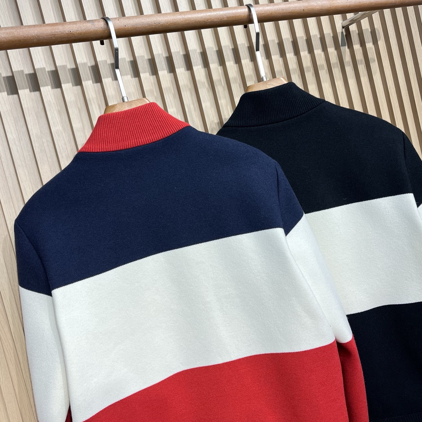 羽绒服 GUCCI/古驰 fw新款拼接色刺绣徽标针织开衫毛衣羽绒服 有多色拼接款式,其中一款主体由藏蓝色、白色和酒红色 羽绒服 GUCCI/古驰 fw新款拼接色刺绣徽标针织开衫毛衣羽绒服 有多色拼接款式,其中一款主体由藏蓝色、白色和酒红色
