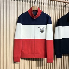 羽绒服 GUCCI/古驰 fw新款拼接色刺绣徽标针织开衫毛衣羽绒服 有多色拼接款式,其中一款主体由藏蓝色、白色和酒红色 羽绒服 GUCCI/古驰 fw新款拼接色刺绣徽标针织开衫毛衣羽绒服 有多色拼接款式,其中一款主体由藏蓝色、白色和酒红色