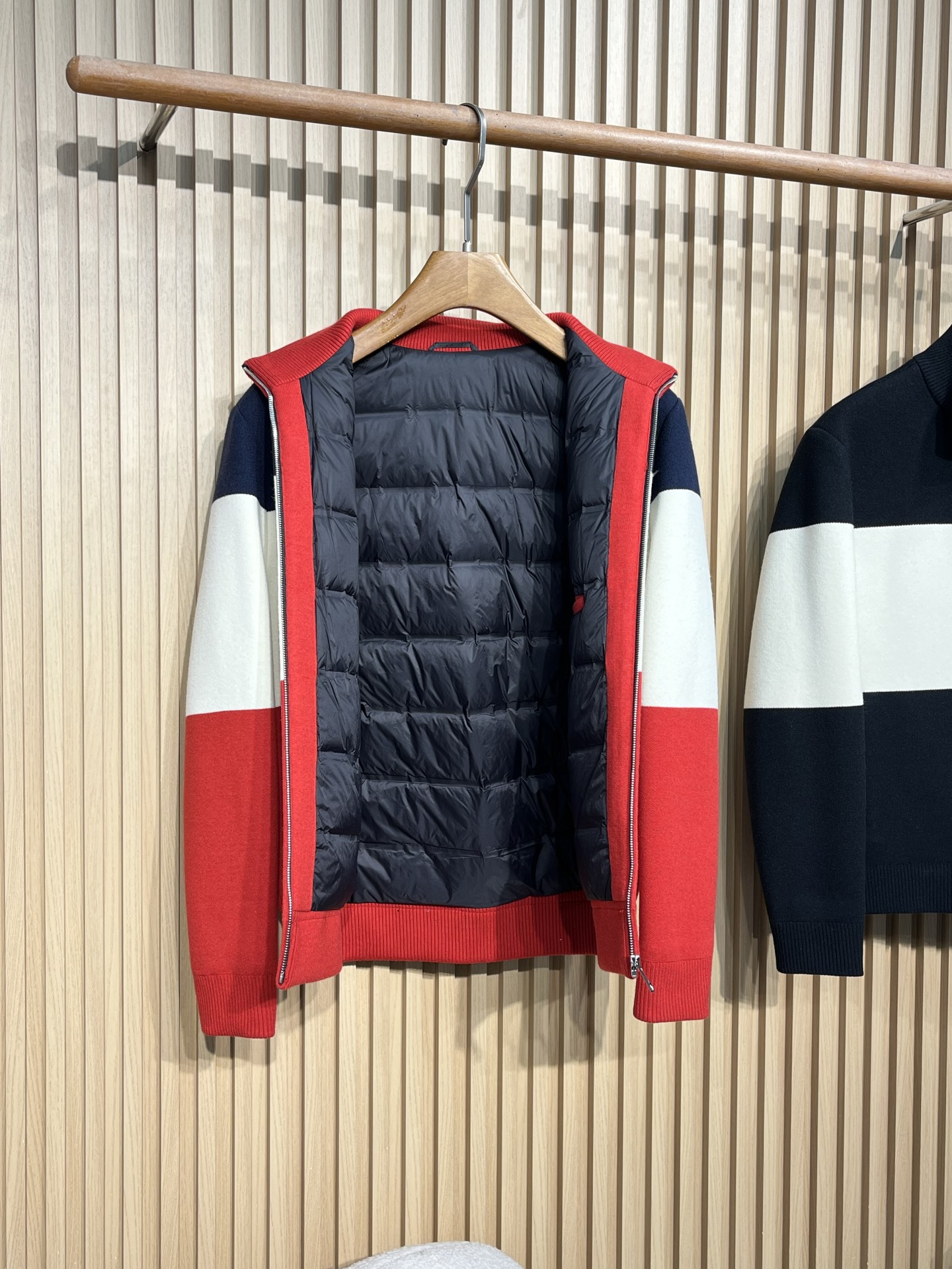 羽绒服 GUCCI/古驰 fw新款拼接色刺绣徽标针织开衫毛衣羽绒服 有多色拼接款式,其中一款主体由藏蓝色、白色和酒红色 羽绒服 GUCCI/古驰 fw新款拼接色刺绣徽标针织开衫毛衣羽绒服 有多色拼接款式,其中一款主体由藏蓝色、白色和酒红色