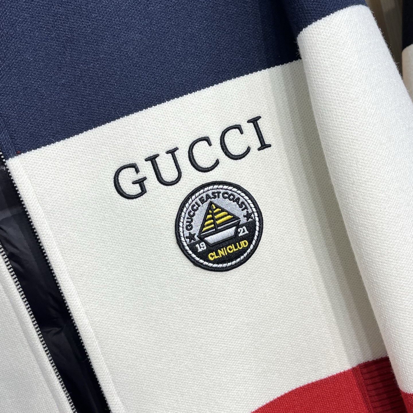 羽绒服 GUCCI/古驰 fw新款拼接色刺绣徽标针织开衫毛衣羽绒服 有多色拼接款式,其中一款主体由藏蓝色、白色和酒红色 羽绒服 GUCCI/古驰 fw新款拼接色刺绣徽标针织开衫毛衣羽绒服 有多色拼接款式,其中一款主体由藏蓝色、白色和酒红色