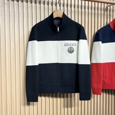 羽绒服 GUCCI/古驰 fw新款拼接色刺绣徽标针织开衫毛衣羽绒服 有多色拼接款式,其中一款主体由藏蓝色、白色和酒红色 羽绒服 GUCCI/古驰 fw新款拼接色刺绣徽标针织开衫毛衣羽绒服 有多色拼接款式,其中一款主体由藏蓝色、白色和酒红色