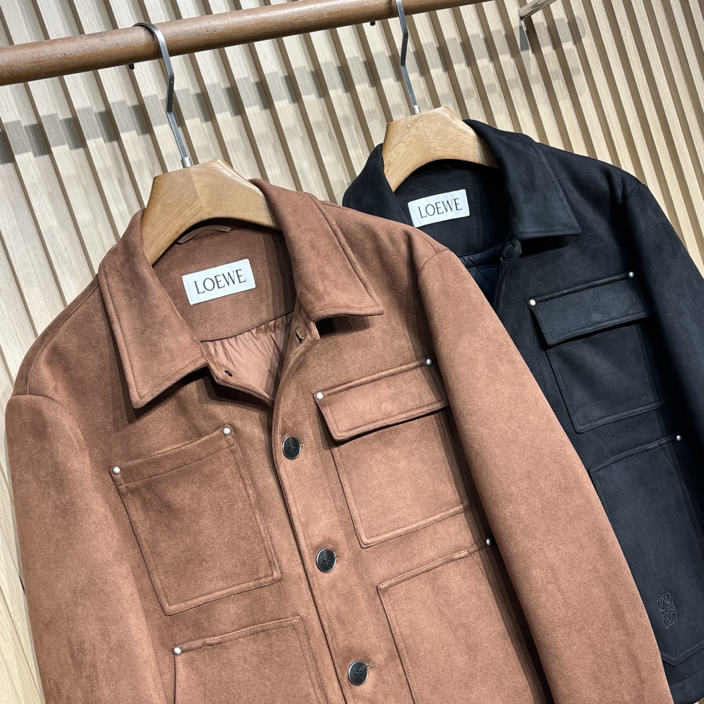 羽绒服 Loewe/罗意威 2025秋冬新品麂皮绒面料老钱风休闲翻领羽绒外套 品牌标识：衣领内侧缝有白色