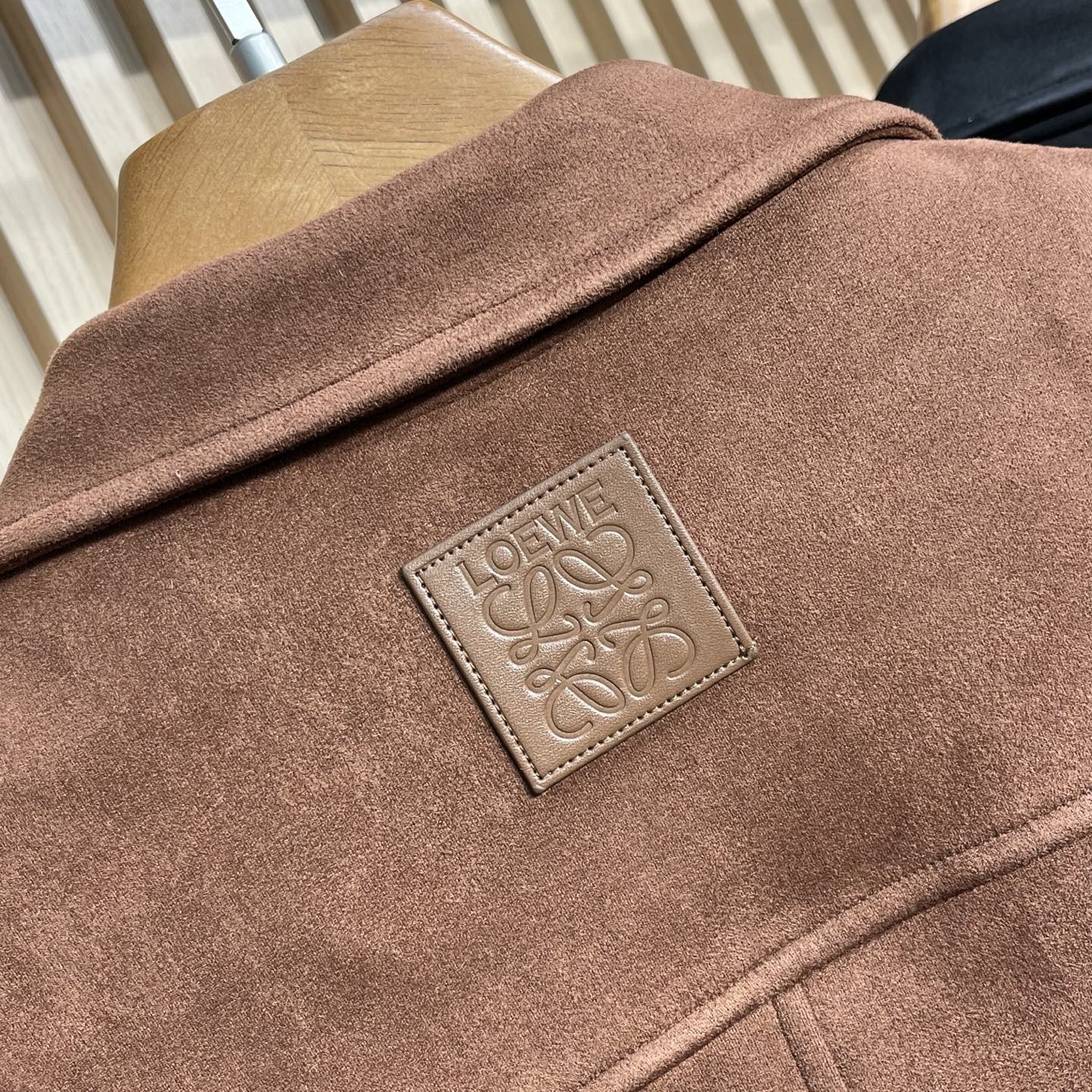 羽绒服 Loewe/罗意威 2025秋冬新品麂皮绒面料老钱风休闲翻领羽绒外套 品牌标识：衣领内侧缝有白色