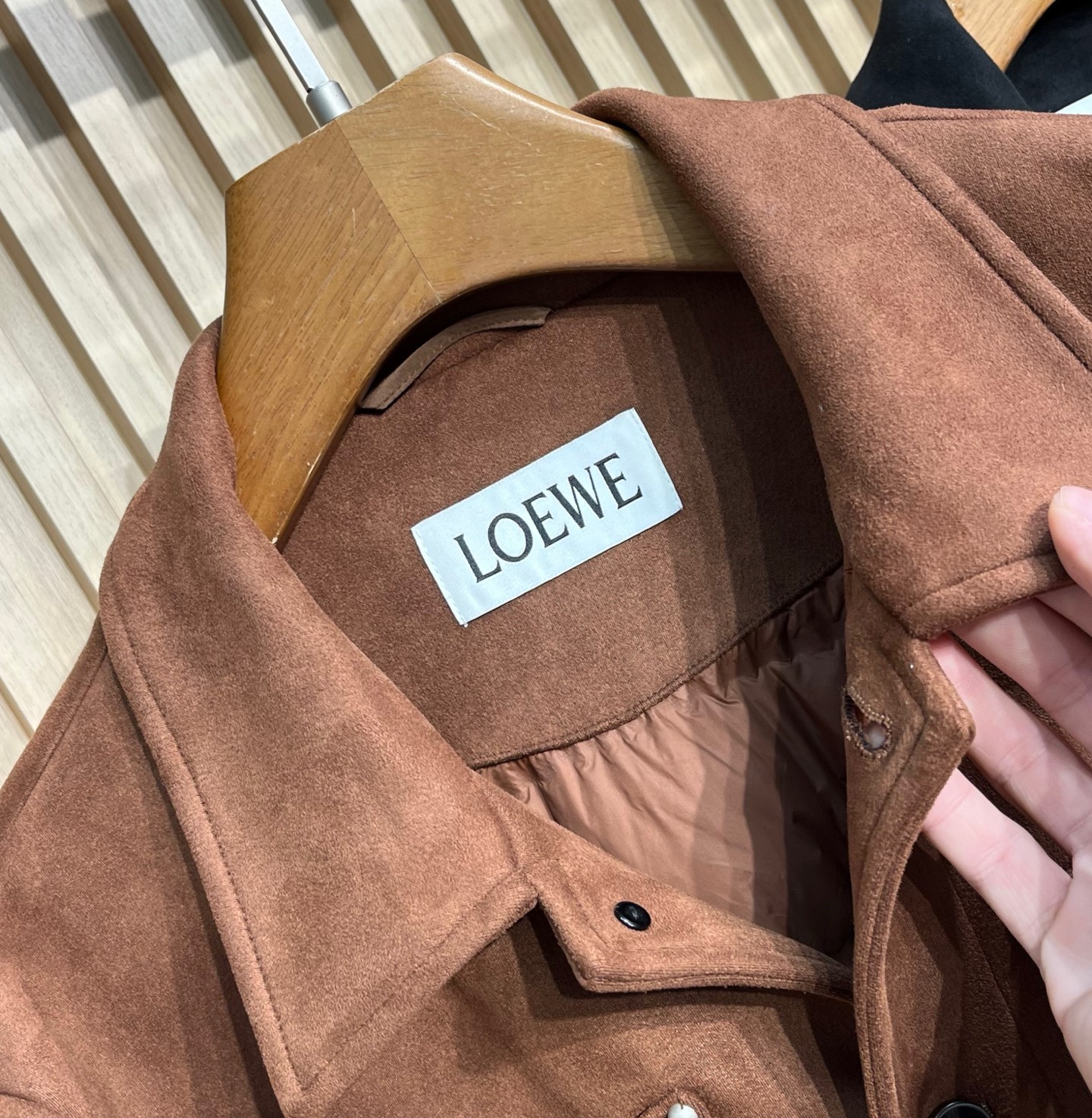 羽绒服 Loewe/罗意威 2025秋冬新品麂皮绒面料老钱风休闲翻领羽绒外套 品牌标识：衣领内侧缝有白色