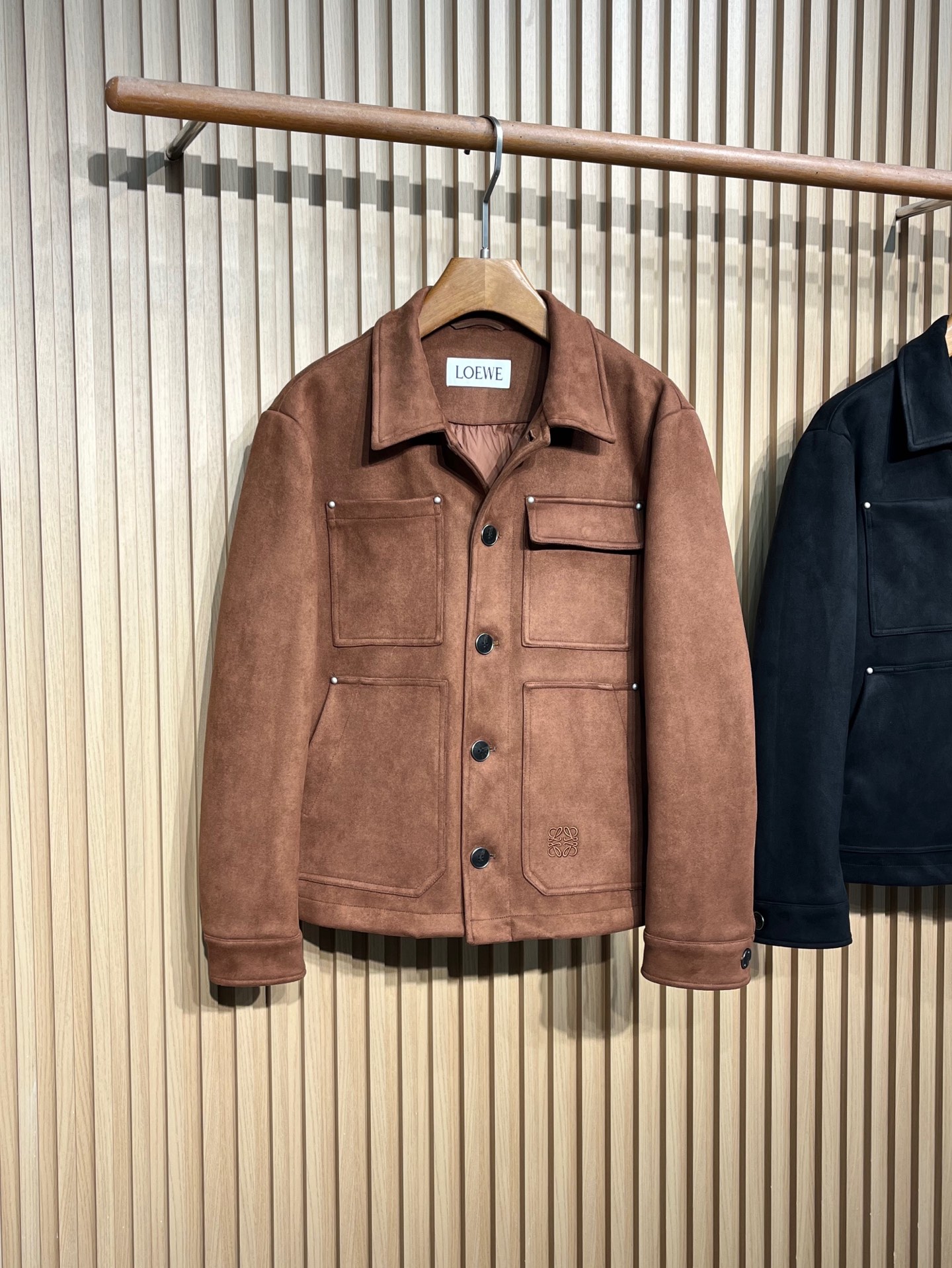 羽绒服 Loewe/罗意威 2025秋冬新品麂皮绒面料老钱风休闲翻领羽绒外套 品牌标识：衣领内侧缝有白色