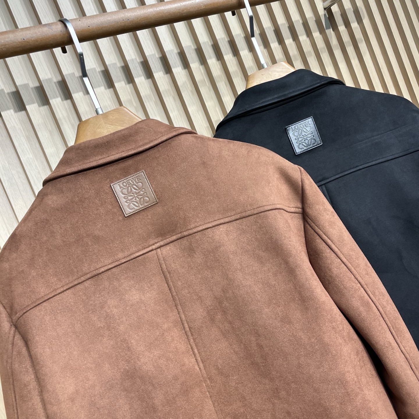 羽绒服 Loewe/罗意威 2025秋冬新品麂皮绒面料老钱风休闲翻领羽绒外套 品牌标识：衣领内侧缝有白色