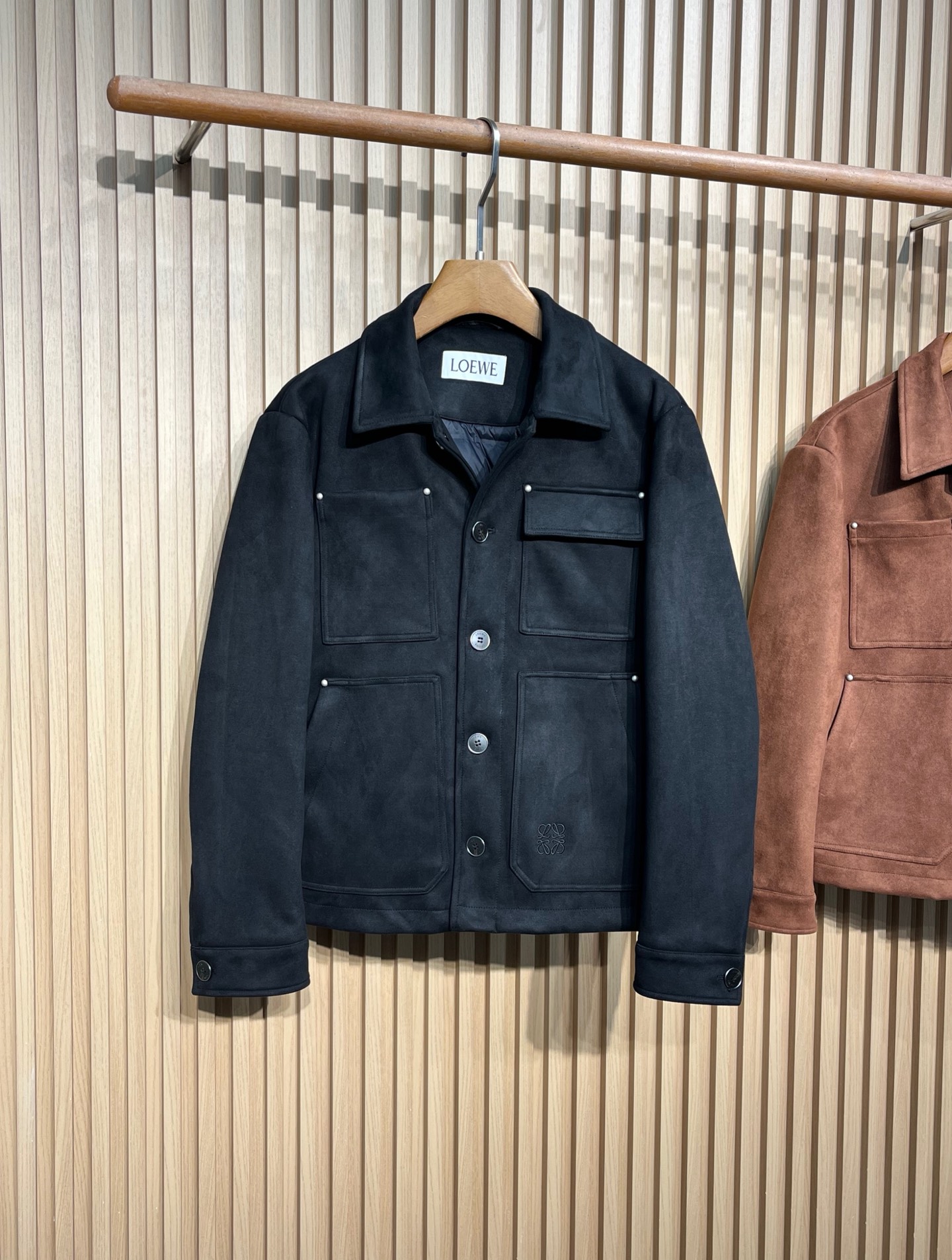 羽绒服 Loewe/罗意威 2025秋冬新品麂皮绒面料老钱风休闲翻领羽绒外套 品牌标识：衣领内侧缝有白色