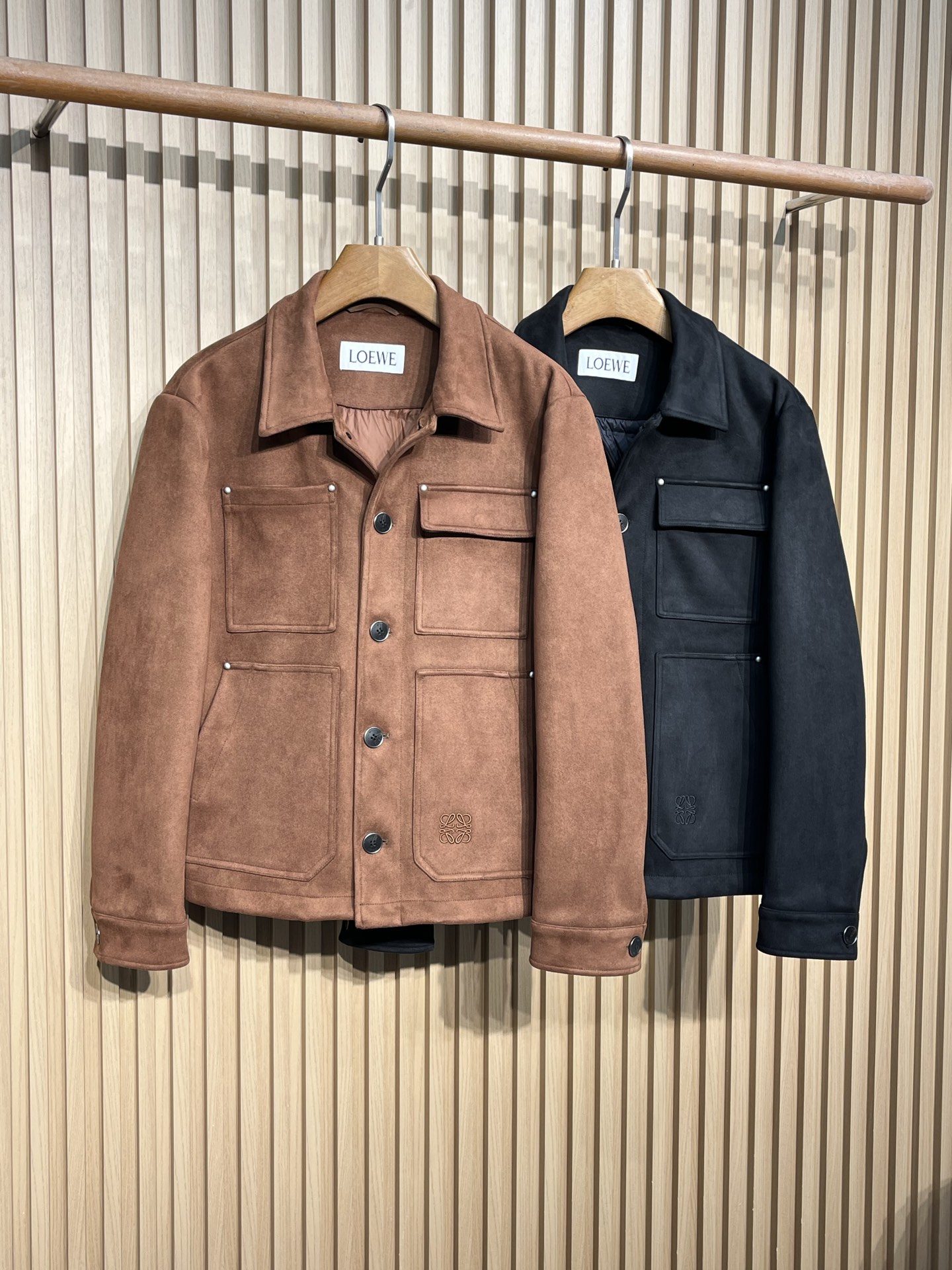 羽绒服 Loewe/罗意威 2025秋冬新品麂皮绒面料老钱风休闲翻领羽绒外套 品牌标识：衣领内侧缝有白色