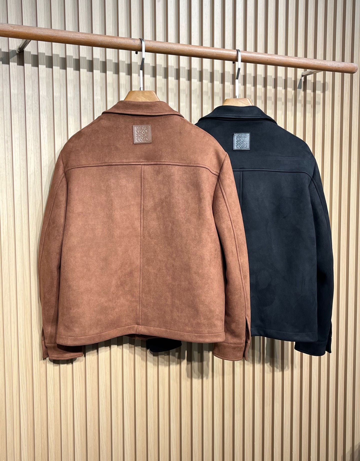 羽绒服 Loewe/罗意威 2025秋冬新品麂皮绒面料老钱风休闲翻领羽绒外套 品牌标识：衣领内侧缝有白色