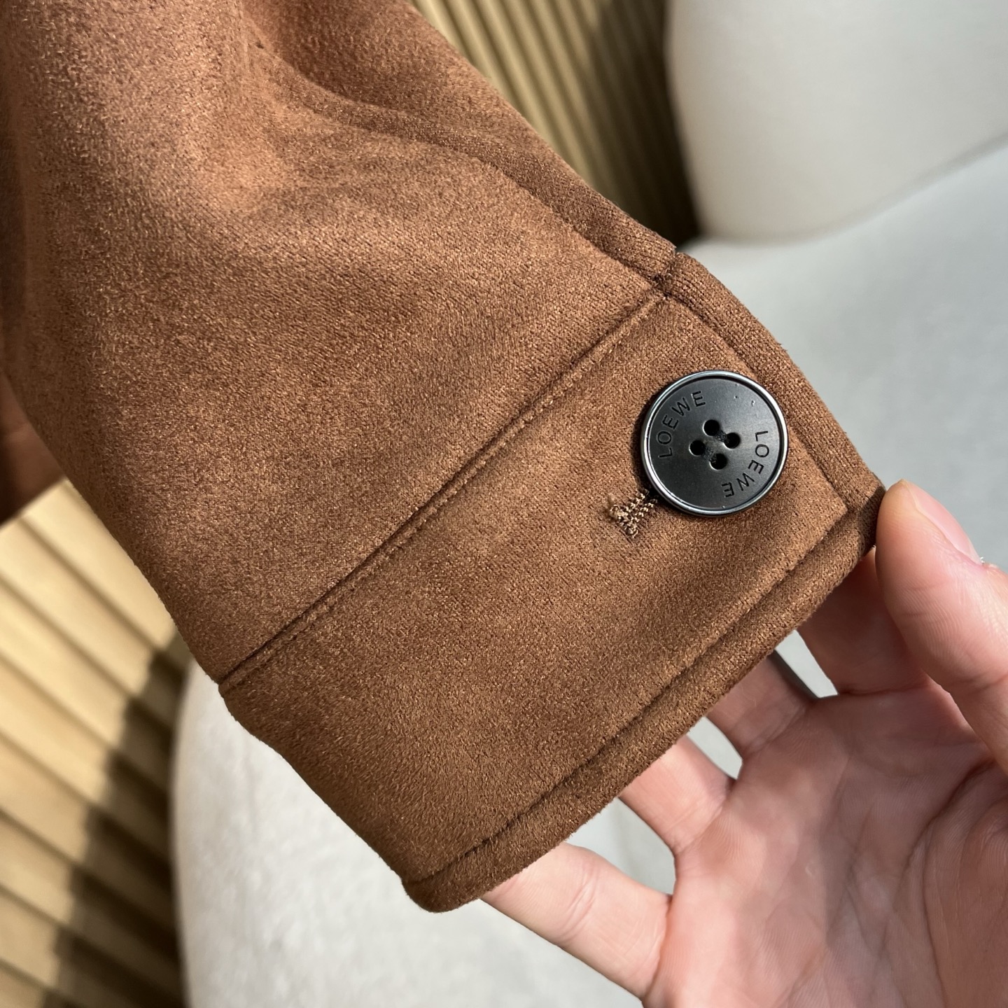 羽绒服 Loewe/罗意威 2025秋冬新品麂皮绒面料老钱风休闲翻领羽绒外套 品牌标识：衣领内侧缝有白色