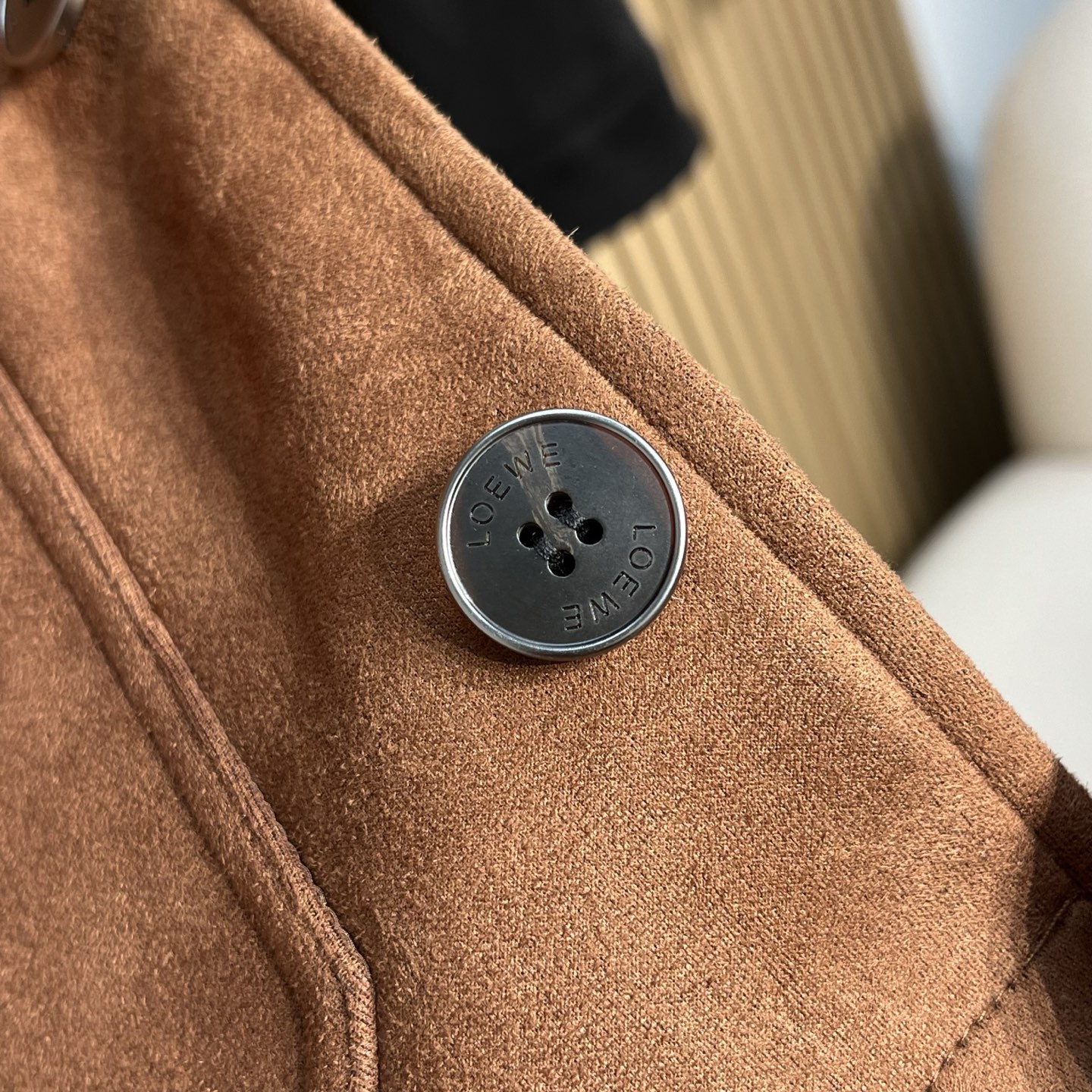 羽绒服 Loewe/罗意威 2025秋冬新品麂皮绒面料老钱风休闲翻领羽绒外套 品牌标识：衣领内侧缝有白色