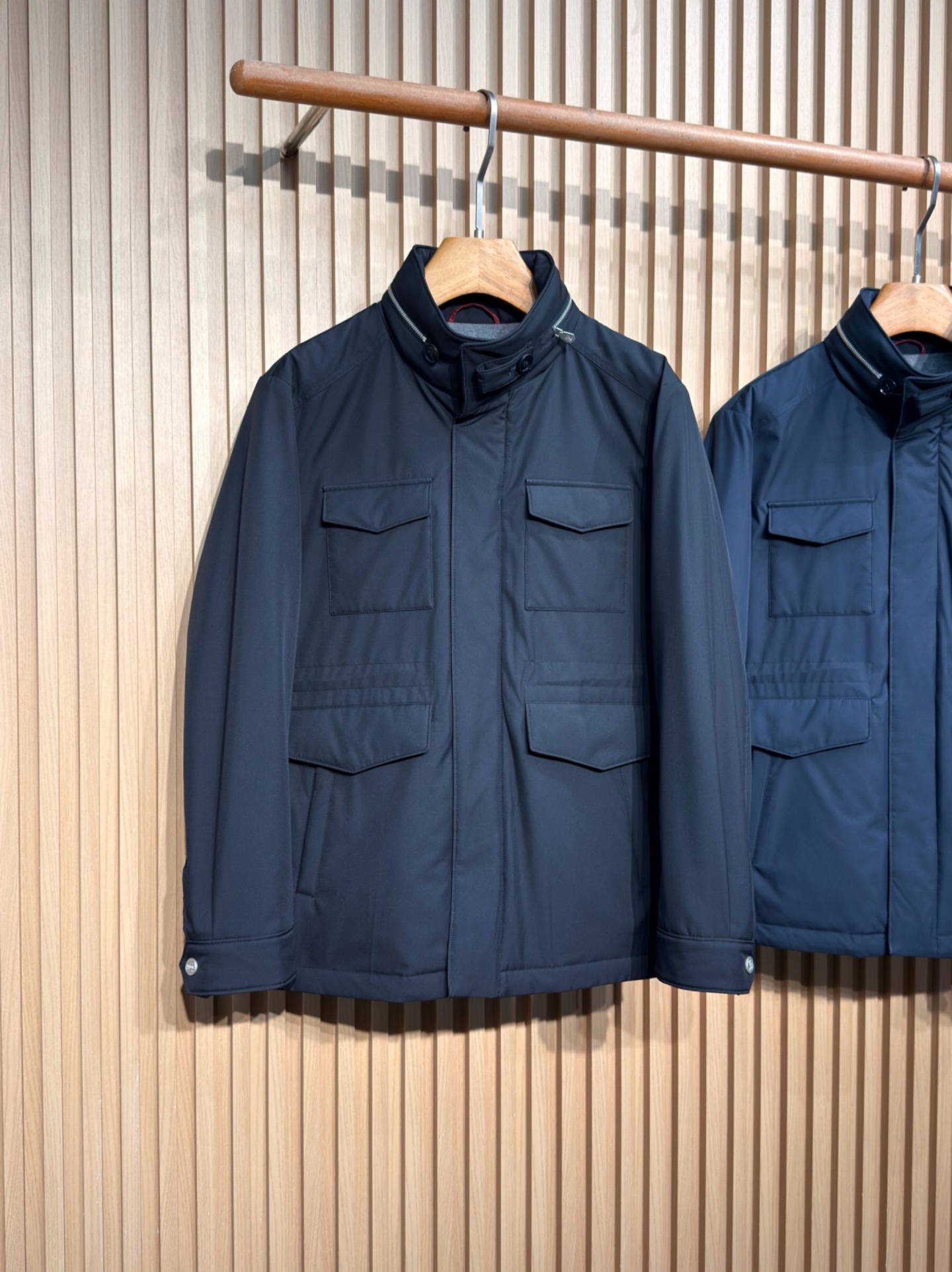 羽绒服 BC25秋冬新款设计薄款狩猎羽绒外套，这款精心甄选高品质面料，赋予这款无衬里猎装羊绒夹克出色的功