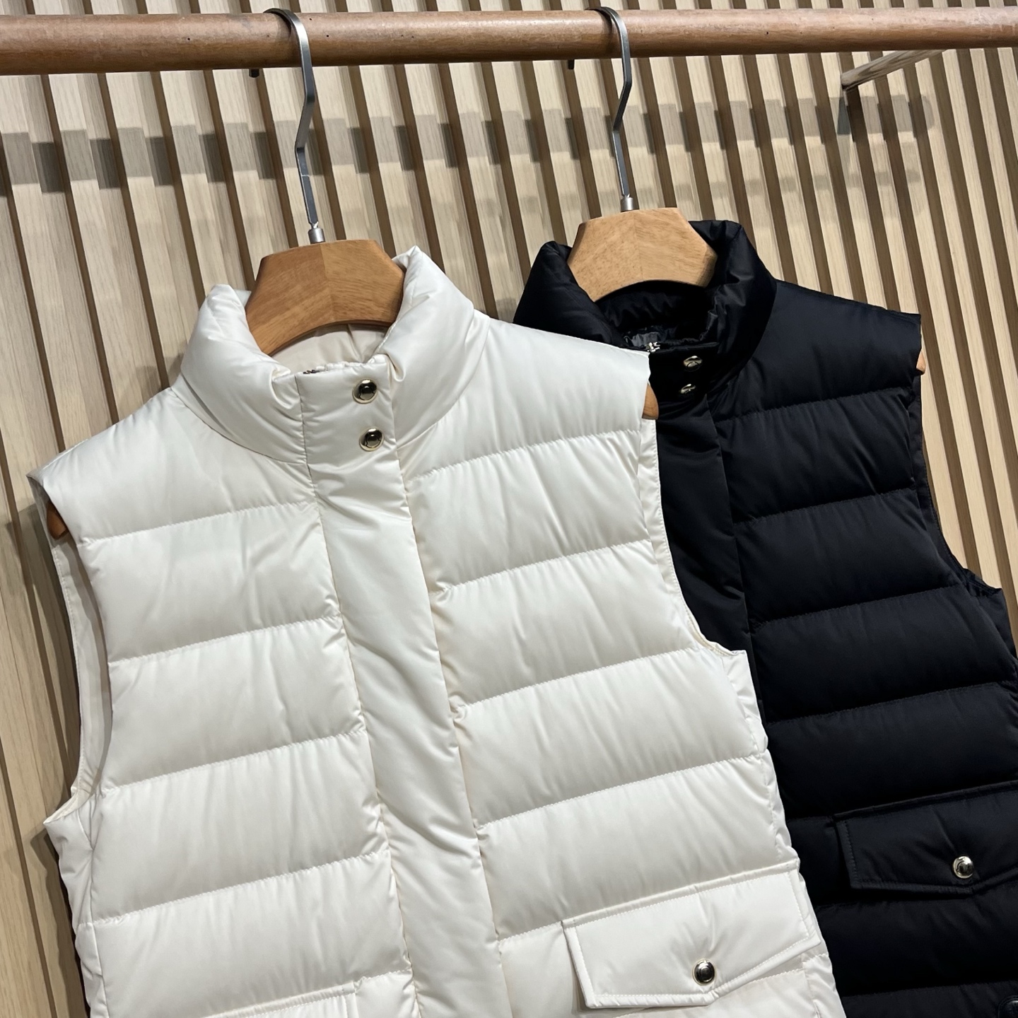 羽绒服  M🏠女款立领羽绒马甲 柜同步发售开模定制五金辅料，鹅绒填充👍保暖度极佳！黑色 米白色，1-2-