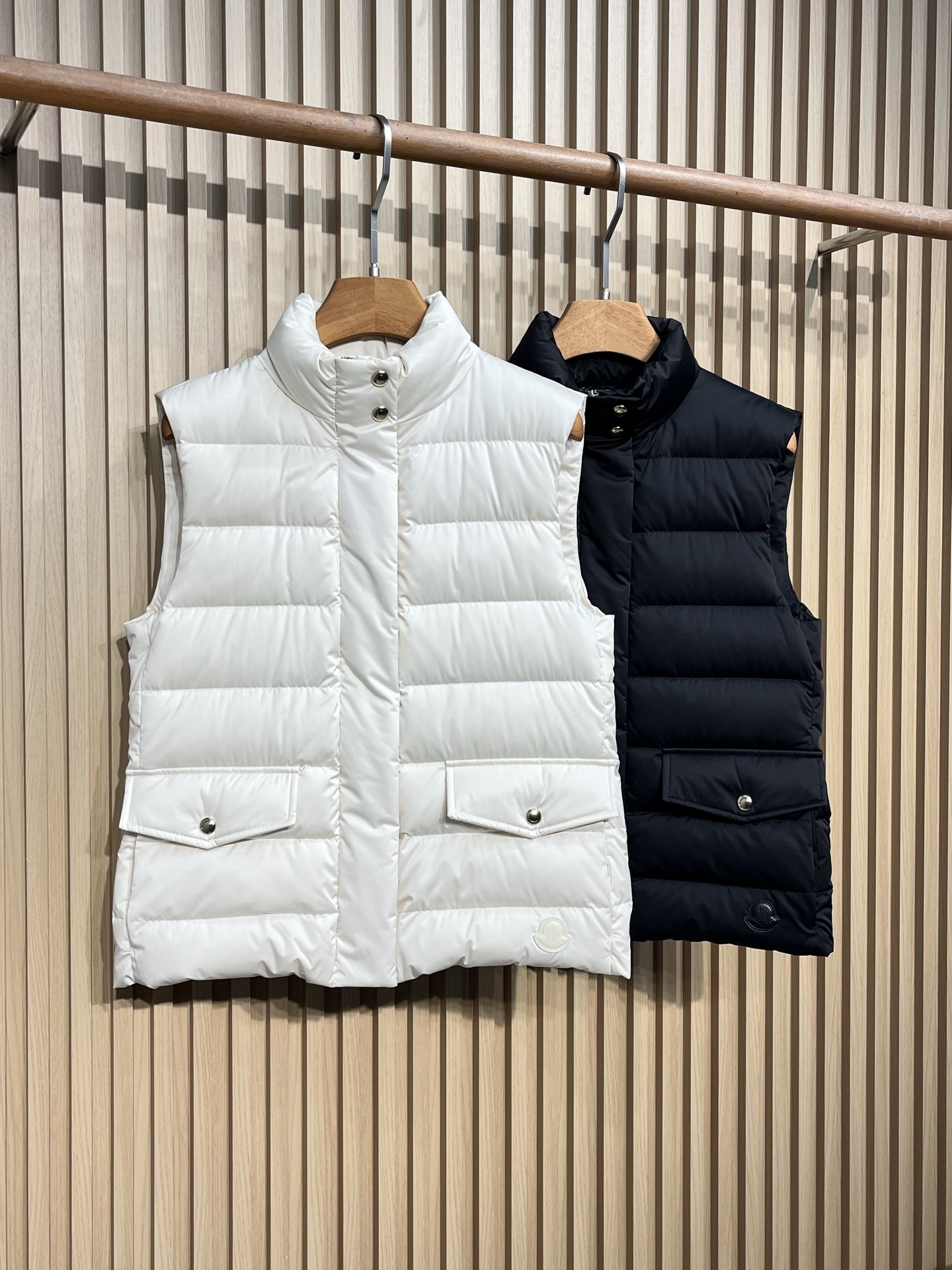羽绒服  M🏠女款立领羽绒马甲 柜同步发售开模定制五金辅料，鹅绒填充👍保暖度极佳！黑色 米白色，1-2-