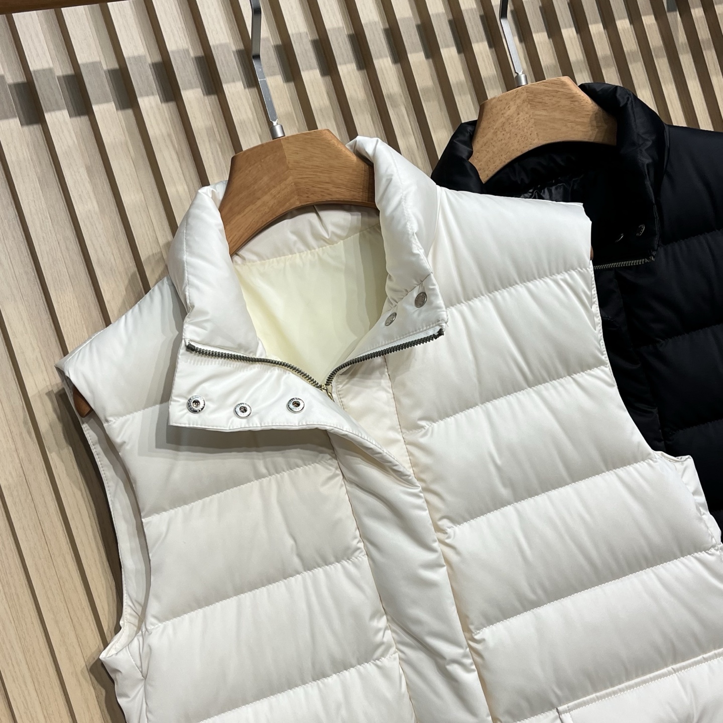 羽绒服  M🏠女款立领羽绒马甲 柜同步发售开模定制五金辅料，鹅绒填充👍保暖度极佳！黑色 米白色，1-2-