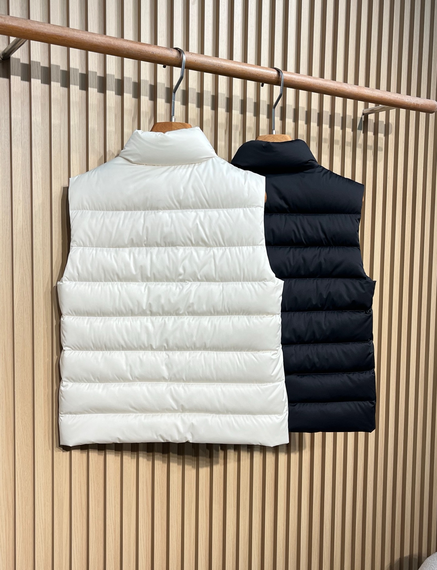 羽绒服  M🏠女款立领羽绒马甲 柜同步发售开模定制五金辅料，鹅绒填充👍保暖度极佳！黑色 米白色，1-2-