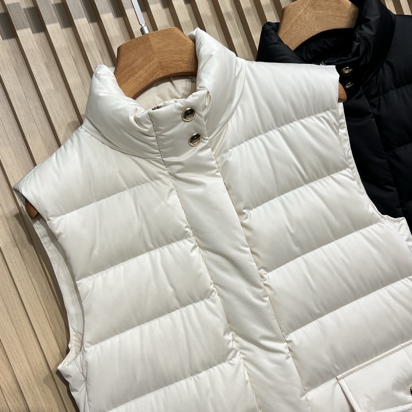 羽绒服  M🏠女款立领羽绒马甲 柜同步发售开模定制五金辅料，鹅绒填充👍保暖度极佳！黑色 米白色，1-2-