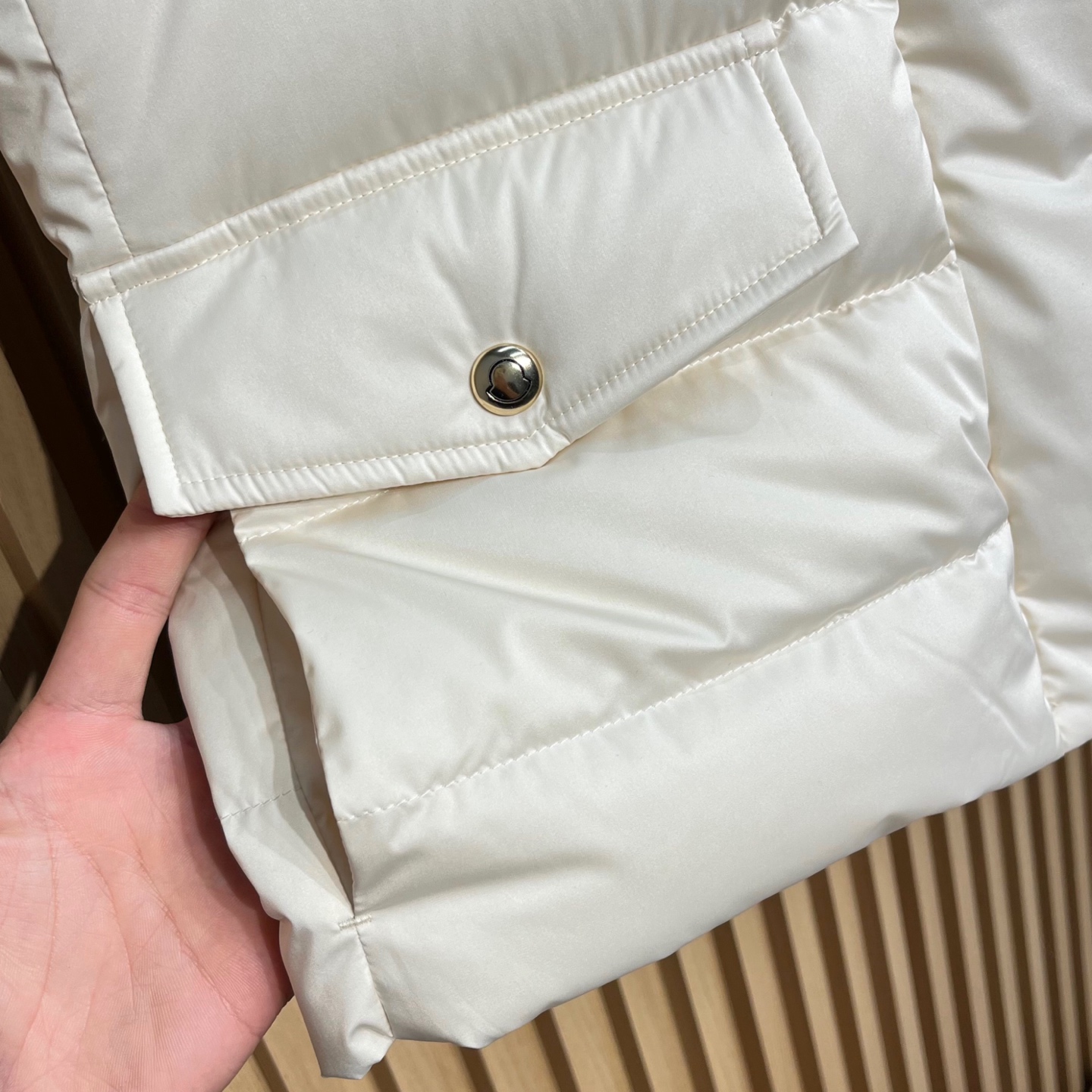 羽绒服  M🏠女款立领羽绒马甲 柜同步发售开模定制五金辅料，鹅绒填充👍保暖度极佳！黑色 米白色，1-2-