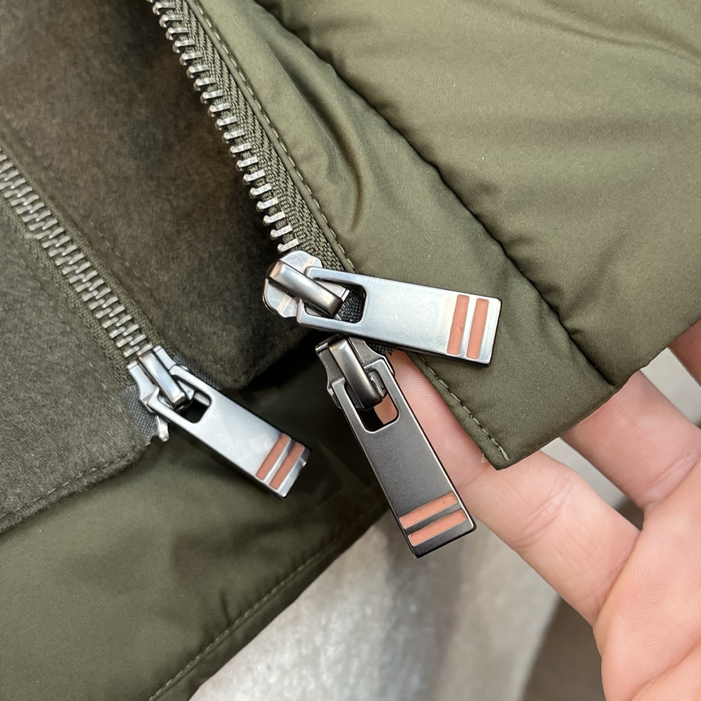 羽绒服  深绿色细节