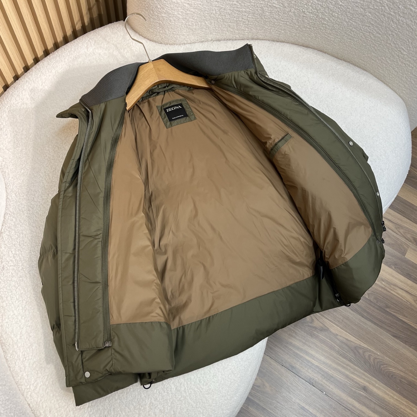 羽绒服  深绿色细节
