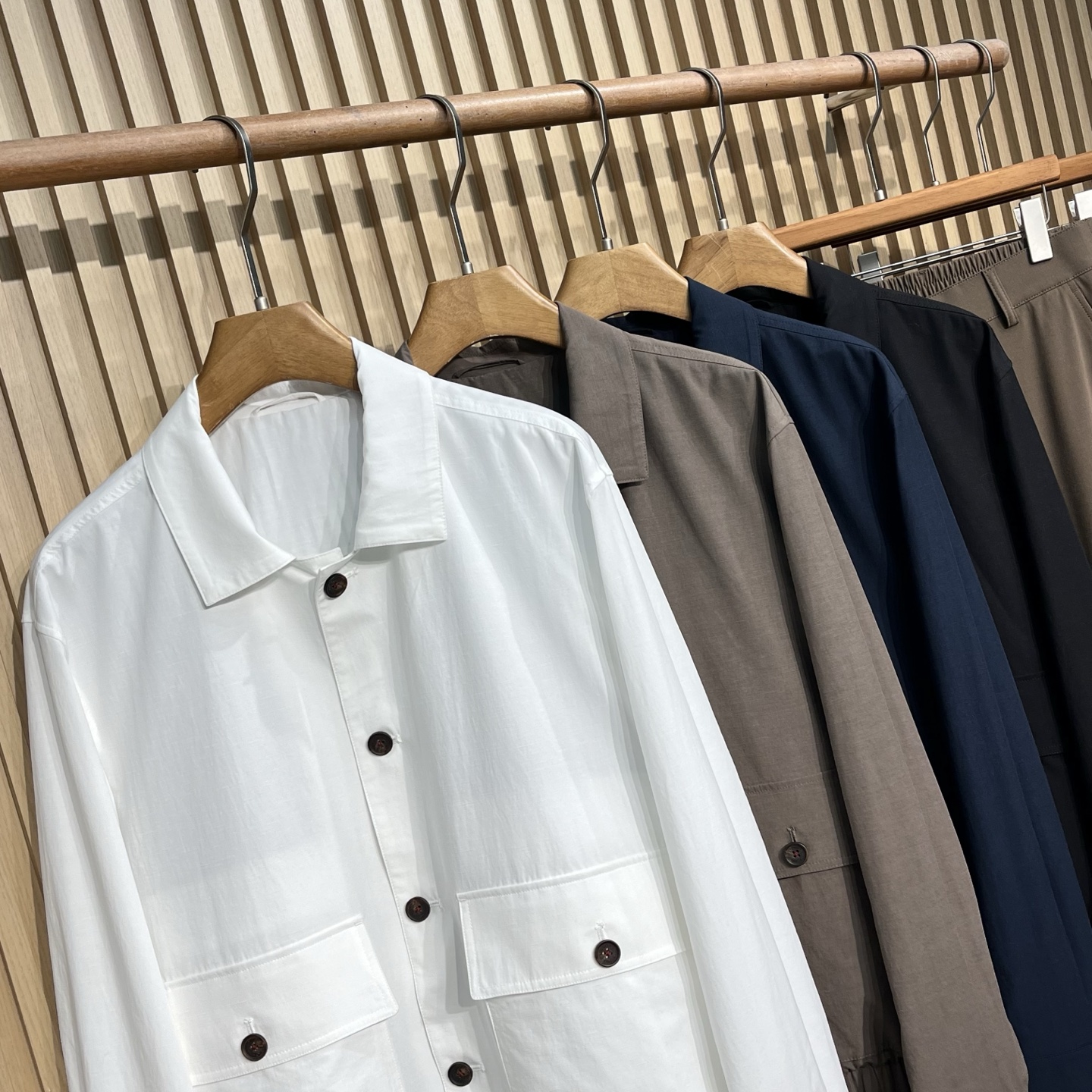 这件Bc翻领夹克，把早春的体面穿得轻松自在每到换季就发愁怎么穿才能兼顾正式与休闲？这款翻领夹克给出了完美