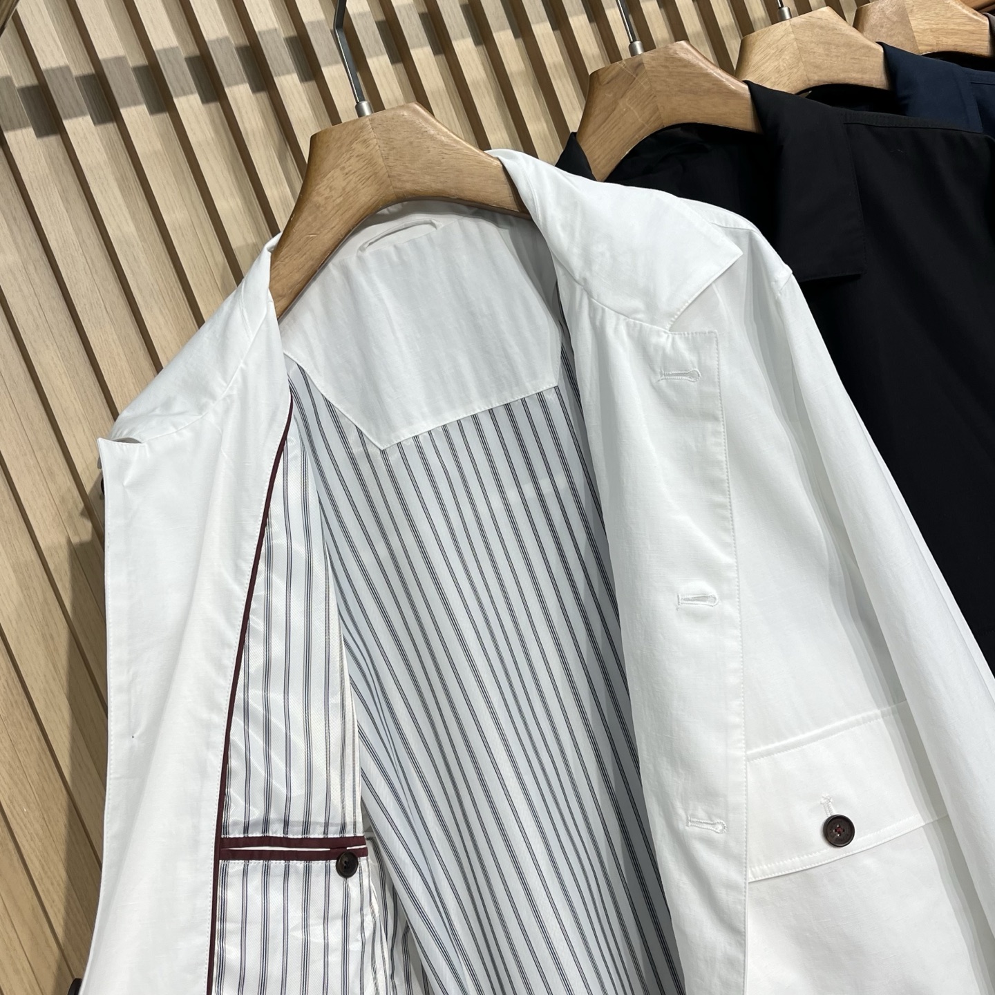 这件Bc翻领夹克，把早春的体面穿得轻松自在每到换季就发愁怎么穿才能兼顾正式与休闲？这款翻领夹克给出了完美