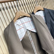 Loro Piana诺悠** 雅#2026 春装新款男士商务休闲西服,采用优质 莱赛尔纤维 亚麻 氨纶混 Loro Piana诺悠** 雅#2026 春装新款男士商务休闲西服,采用优质 莱赛尔纤维 亚麻 氨纶混