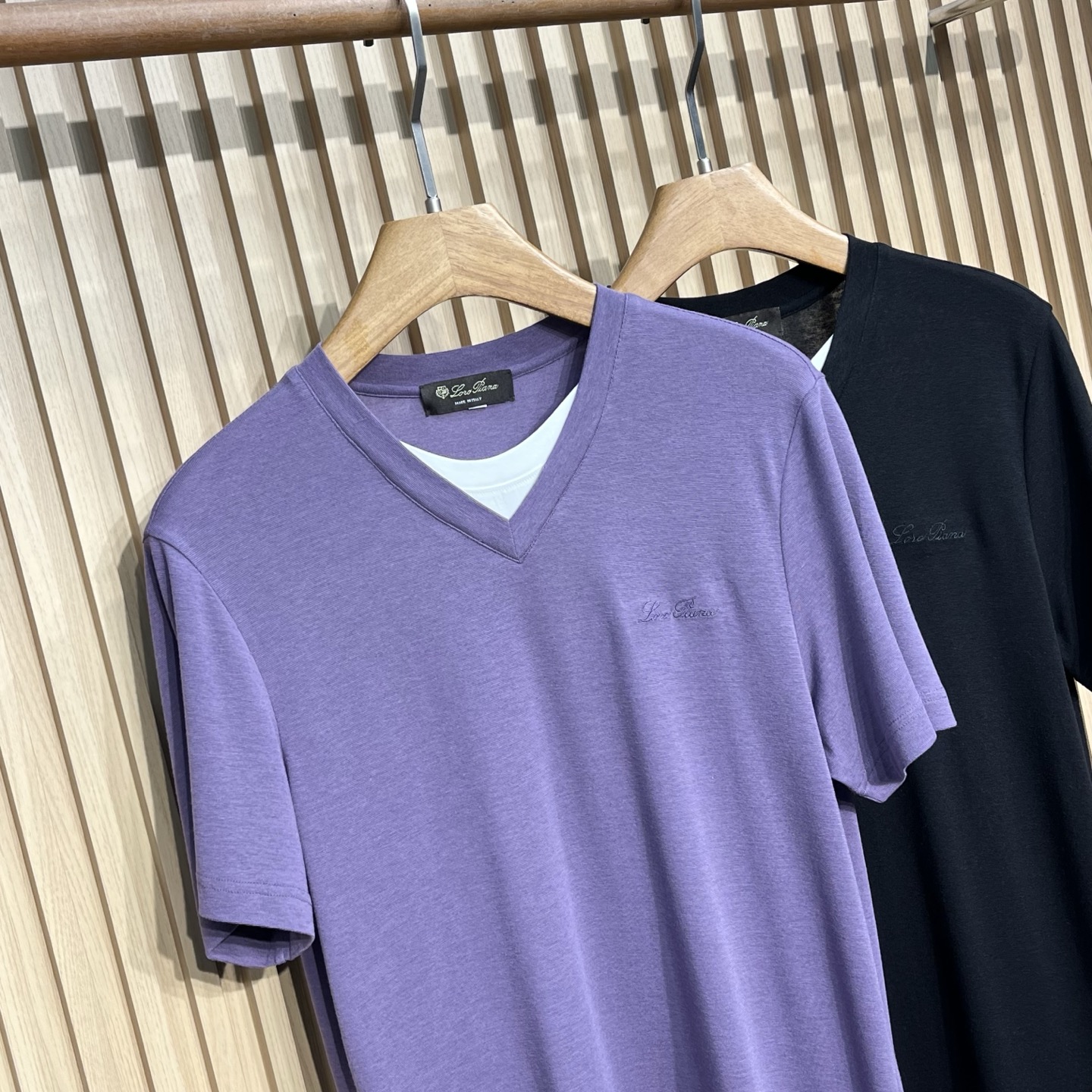 Loro Piana 诺悠翩雅 针织假两件短袖，意大利工艺镌刻的优雅时尚，优质的材质是时尚的基石。这款P