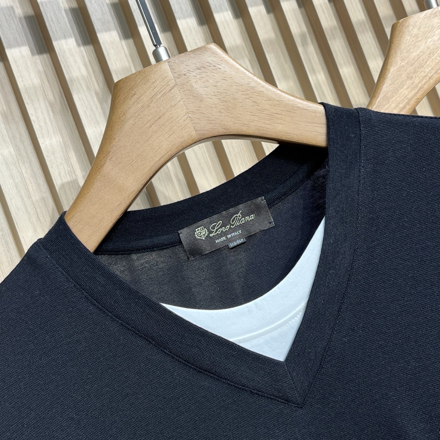 Loro Piana 诺悠翩雅 针织假两件短袖，意大利工艺镌刻的优雅时尚，优质的材质是时尚的基石。这款P