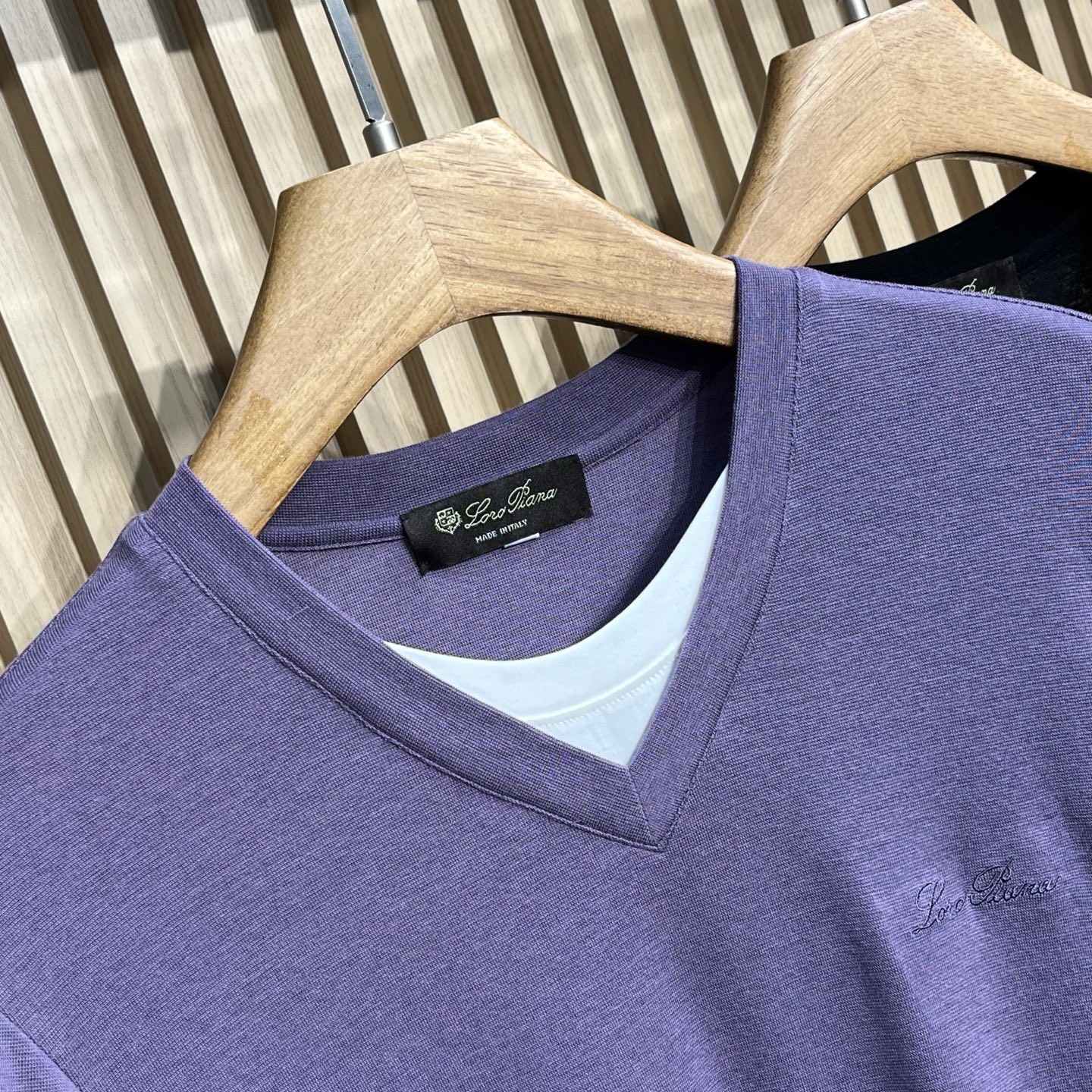 Loro Piana 诺悠翩雅 针织假两件短袖，意大利工艺镌刻的优雅时尚，优质的材质是时尚的基石。这款P