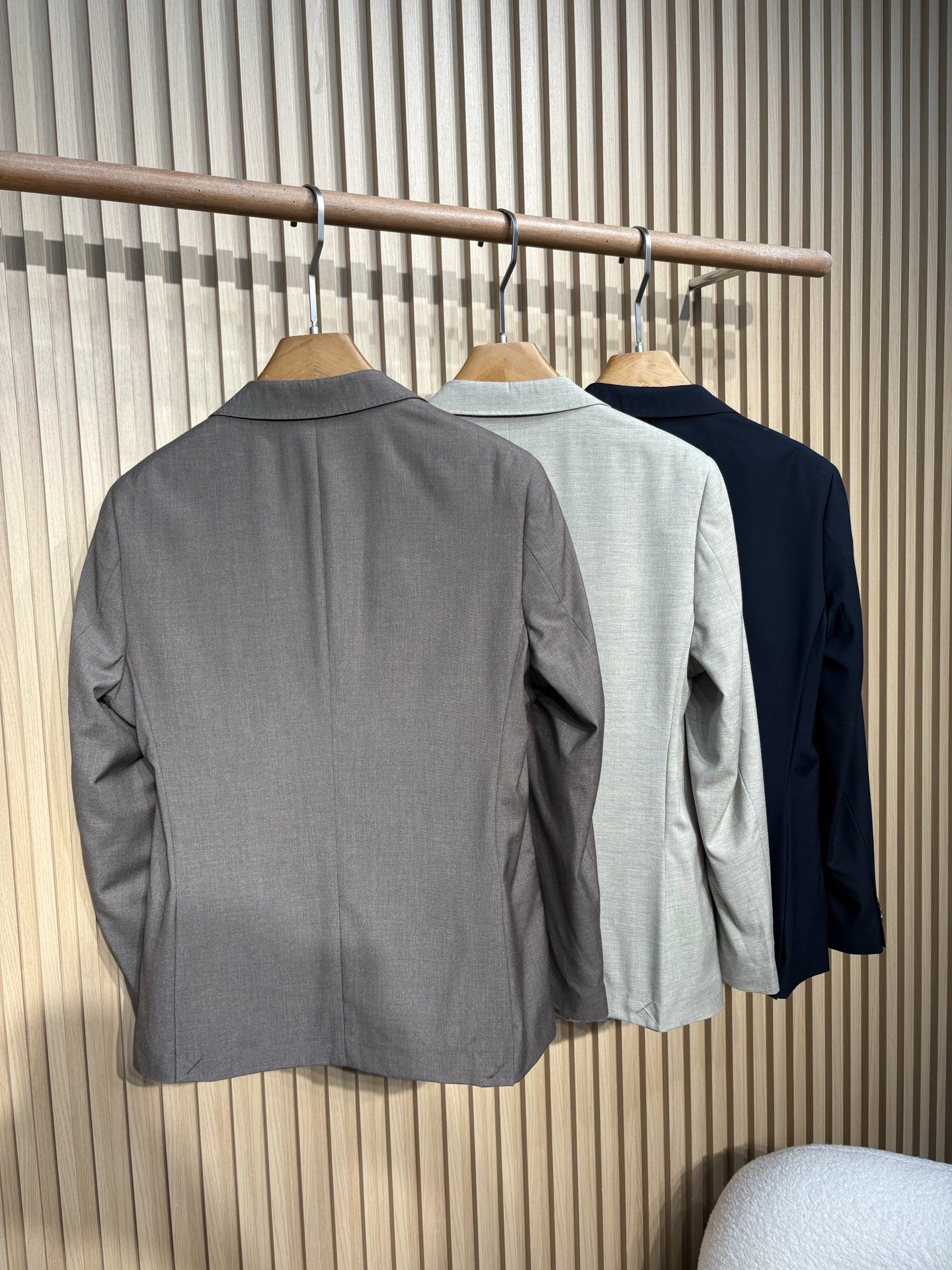 【77X24】高定工艺还原Loro Piana级别的质感。精选28%羊毛混纺面料，透气亲肤又挺括有型，三