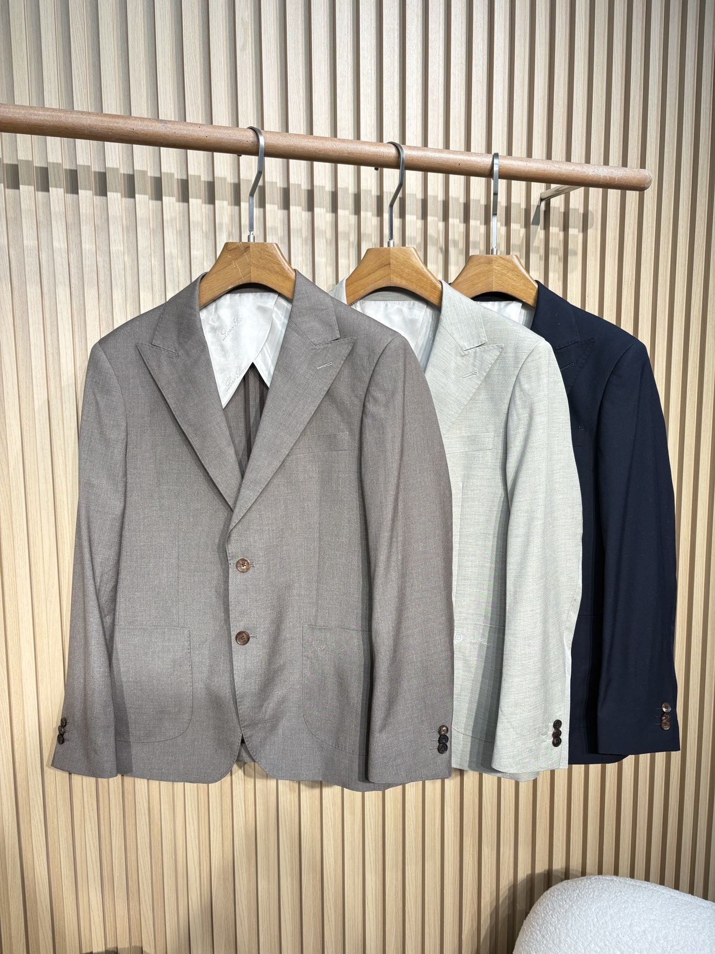 【77X24】高定工艺还原Loro Piana级别的质感。精选28%羊毛混纺面料，透气亲肤又挺括有型，三