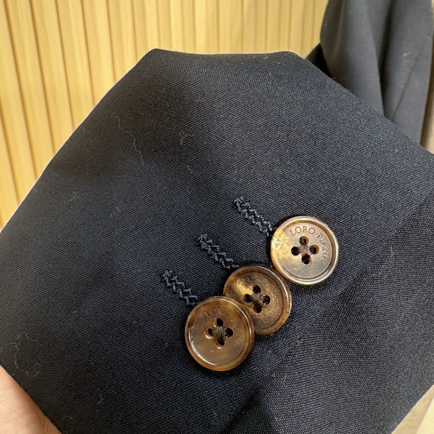 【77X24】高定工艺还原Loro Piana级别的质感。精选28%羊毛混纺面料，透气亲肤又挺括有型，三