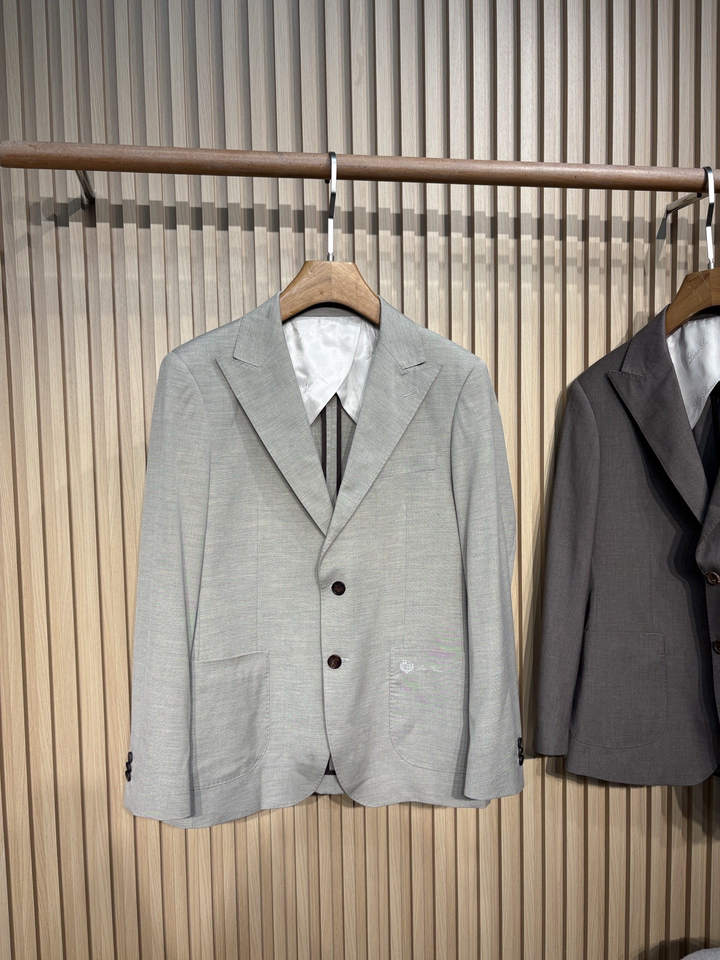 【77X24】高定工艺还原Loro Piana级别的质感。精选28%羊毛混纺面料，透气亲肤又挺括有型，三