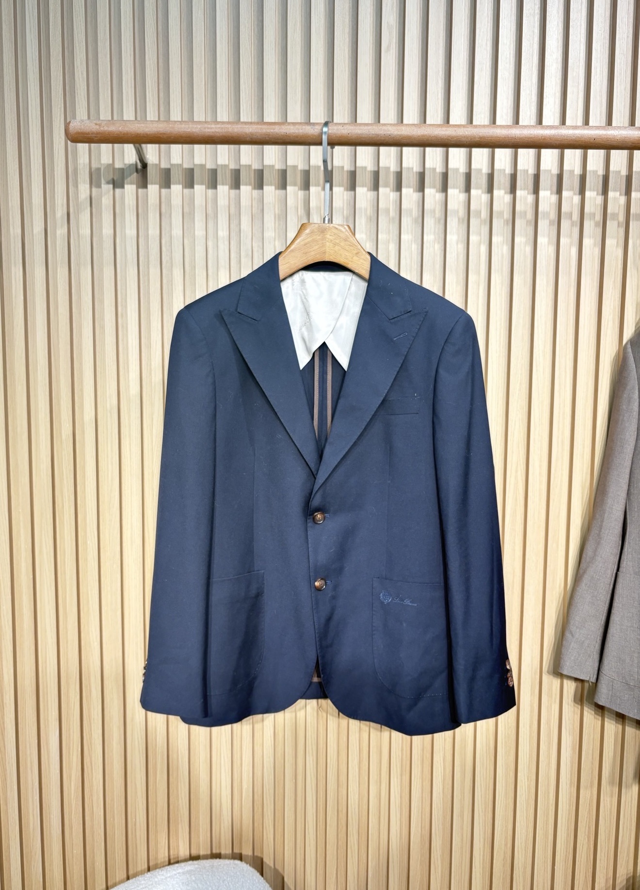 【77X24】高定工艺还原Loro Piana级别的质感。精选28%羊毛混纺面料，透气亲肤又挺括有型，三
