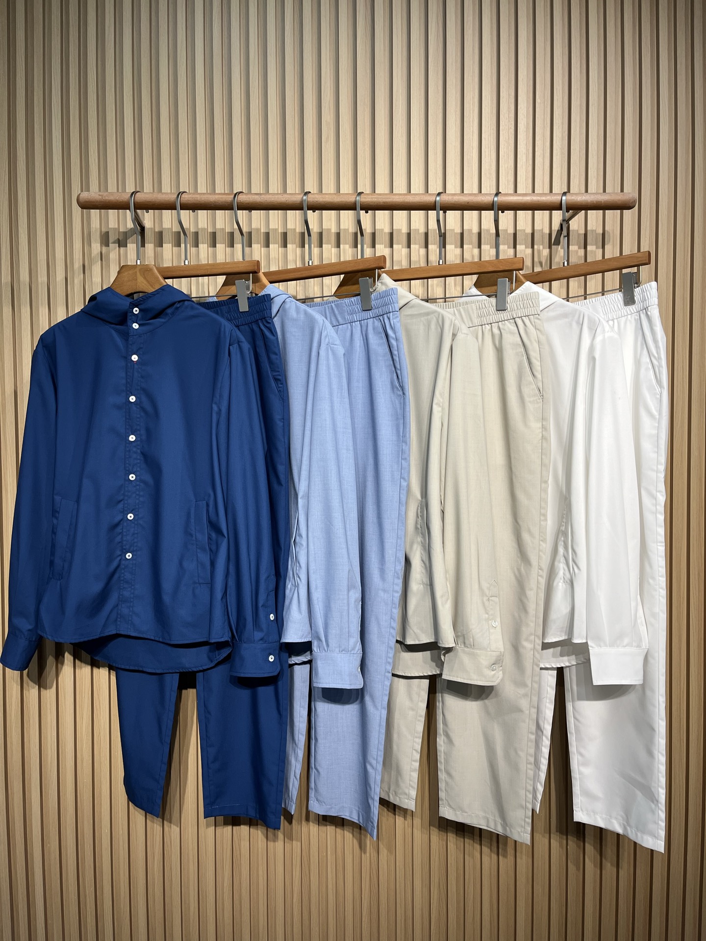 NO:845367,KT26SS new spring and summer unique design solid color casual hooded long-sleeved shirt, a pioneer that breaks the traditional boundaries, cleverly blending the sophistication of a business shirt with the casualness of a casual hooded shirt. It is made of 55 cotton, 30 nylon, 5 wool and 10 spandex  Made of blended fabric, the breathable and skin-friendly cotton, the anti-wrinkle and stiffness of nylon, the delicate luster of wool and the high elasticity and comfort of spandex complement each other. The upper body is light and burden-free, and will not easily deform after long-term wear. Whether it is daily commuting or leisure travel, you can stay comfortable and comfortable.  In terms of design, it cleverly balances practicality and style!  The hooded structure weakens the formal feel of traditional shirts, while the placket buttons retain the neat lines; the patch pockets on both sides are designed to take into account daily storage needs, and the adjustable buttons on the cuffs allow wrists to move more freely; the neutral tones available in four colors (white, light khaki, light blue, navy blue) are gentle and versatile, and can be easily integrated into various styles.  In terms of matching, it is highly adaptable. When worn alone, paired with washed jeans and moral training shoes, it is a relaxed weekend look; as an inner wear, wear a minimalist jacket or knitted cardigan on the outside to instantly switch to a business casual elite feel; layered under a windbreaker or suit in spring and autumn, it can not only cope with temperature differences, but also make the overall look more layered. It is an indispensable personalized item in the modern men's wardrobe. Colors: white, apricot, light blue, dark blue Size M-3XL Size reference  M size shoulder width 48 chest 112 sleeve length 65 dress length 75 L size shoulder width 49 chest 116 sleeve length 66 dress length 76 XL size shoulder width 50 chest 120 sleeve length 67 dress length 77 2  suits, hats,19860909KT26SS春夏新款独特设计纯色休闲连帽长袖衬衫,打破传统边界的先锋之作,将商务衬衫的精致与休闲连帽的随性巧妙融合.它采用55棉、30锦纶、5羊毛与10氨纶的混纺面料,棉的透气亲肤、锦纶的抗皱挺括、羊毛的细腻光泽与氨纶的高弹舒适相得益彰,上身轻盈无负担,久穿不易变形,无论是日常通勤还是休闲出行,都能保持自在舒适. 在设计上,它巧妙平衡了实用与格调！连帽结构弱化了传统衬衫的正式感,门襟纽扣则保留了利落的线条感；两侧贴袋设计兼顾日常收纳需求,袖口的可调节纽扣则让腕部活动更自由；四色可选的中性色调（白、浅卡其、浅蓝、藏青）,温柔又百搭,能轻松融入各种风格. 在搭配上,它的可塑性极强,单穿时搭配水洗牛仔裤与德训鞋,是松弛感拉满的周末造型；作为内搭,外搭极简夹克或针织开衫,立刻切换成商务休闲的精英感；春秋季叠穿在风衣或西装内,既能应对温差,又能让整体造型更有层次,是现代男士衣橱中不可或缺的个性单品. 颜色白色、杏色、浅蓝色、深蓝色 尺码M-3XL 尺寸参考 M码肩宽48胸围112袖长65衣长75 L码肩宽49胸围116袖长66衣长76 XL码肩宽50胸围120袖长67衣长77 2XL码肩宽51胸围124袖长68衣长78 3XL码肩宽52胸围128袖长69衣长79,,jeans,jackets & coats,shirts,business suit,hats,,Men's clothing