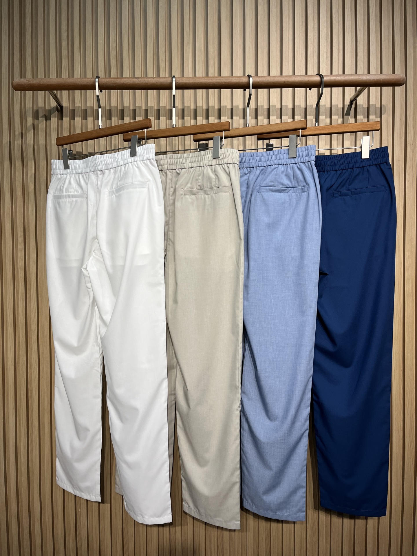 NO:845378,KTI26SS new spring and summer wool blended lightweight and breathable men's casual pants! Kit, the top luxury men's clothing brand from Naples, Italy, is famous for its craftsmanship and high-quality fabrics. These casual pants are the perfect representation of the brand's essence, integrating Italian elegance and daily comfort. The fabric is a luxurious blend of 55% cotton, nylon spandex and 5% wool. The skin-friendly and breathable cotton, the wear-resistant and wrinkle-resistant nylon, the high elasticity and comfort of spandex are perfectly integrated with the warm and moist texture of wool. The upper body is light and draping, and will not easily deform after long-term wear. It takes into account both high-end texture and practical wearability. The delicate texture is visible to the naked eye, bidding farewell to the cheap feeling of ordinary casual pants, and showing a low-key luxury. The semi-elastic waist design is the finishing touch, which not only retains the neatness of trousers, but also provides a comfortable experience like sweatpants; the mother-of-pearl buttons and red embroidery details at the placket, the red piping and Kiton woven label on the inside show Italian craftsmanship everywhere. The straight-leg nine-point trousers are not flattering and flatter the leg shape, and are available in four colors: light khaki, pure white, light blue, and navy blue , are all low-saturated and high-end colors, gentle and versatile. In terms of style, it perfectly balances light luxury and daily life. It is more relaxed and casual than formal trousers, and more refined and advanced than sports pants. It can be easily controlled whether it is business casual, daily commuting or weekend vacation. This simple yet stylish design makes trousers no longer just a basic style, but a luxury item that shows your taste. For business occasions, you can pair it with a solid-color T-shirt and loafers of the same brand, and a light brown suit jacket to show your calm and capable elite temperament; for daily leisure, pair it with white shoes and a simple T-shirt, which is casual without losing style; in spring and summer, pair it with sandals and a POLO shirt to create a lazy and comfortable Italian vacation style. Whether it is a city stroll or a light business occasion, these pants can show the wearer's excellent taste and lifestyle with a silent texture. Color khaki, white, light blue, dark blue Size M-3XL Size reference L size waist 78 hips 108 thigh 60 trouser length 106 trouser legs 39,, loafers, sandals, jackets & coats, tees, t-shirt, business suit,19860909KTI26SS春夏新款羊毛混纺混纺轻薄透气男士休闲裤！来自意大利那不勒斯的顶奢男装品牌Kit,以手工匠心与高级面料著称.这款休闲裤正是品牌精髓的完美呈现,将意式优雅与日常舒适感融为一体. 面料采用55棉尼龙氨纶+5羊毛的奢享级混纺,棉的亲肤透气、尼龙的耐磨抗皱、氨纶的高弹舒适与羊毛的温润质感完美融合,上身轻盈垂顺,久穿不易变形,兼顾了高级质感与实穿性.细腻的肌理感肉眼可见,告别普通休闲裤的廉价感,尽显低调奢华. 半松紧腰头设计是点睛之笔,既保留了西裤的利落感,又提供了运动裤般的舒适体验；门襟处的珍珠母贝纽扣与红色绣线细节,内侧的红色滚边与Kiton织标,处处彰显意式手工匠心.直筒九分裤型,不挑身材且修饰腿型,浅卡其、纯白、浅蓝、藏蓝四色可选,均是低饱和高级色系,温柔又百搭.风格上,它完美平衡了轻奢与日常.比正装西裤更松弛随性,比运动裤更精致高级,无论是商务休闲、日常通勤还是周末度假,都能轻松驾驭.这种简约又不失格调的设计,让裤子不再只是基础款,而是彰显品味的奢品单品. 商务场合可搭配同品牌纯色T恤与乐福鞋,外搭一件浅棕色西装外套,尽显沉稳干练的精英气质；日常休闲时,搭配小白鞋与简约T恤,随性中不失格调；春夏季节搭配凉鞋与POLO衫,打造慵懒惬意的意式度假风.无论是城市漫步还是轻商务场合,这条裤子都能以无声的质感,彰显穿着者的卓越品味与生活格调. 颜色卡其色、白色、浅蓝色、深蓝色 尺码M-3XL 尺寸参考 L码腰围78臀围108大腿围60裤长106裤脚39,,loafers,sandals,jackets & coats,tees，t-shirt,business suit,,Men's clothing
