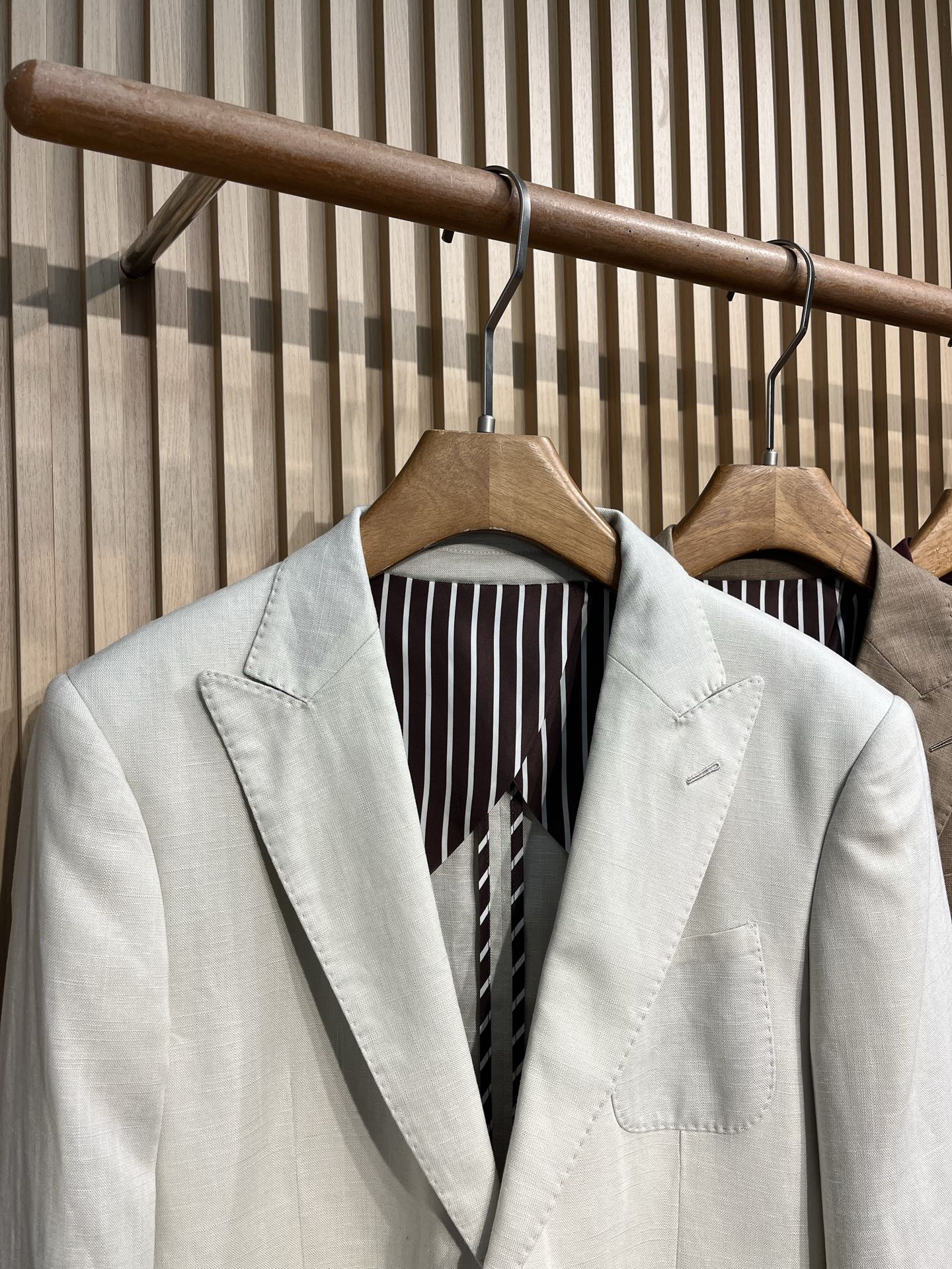 Loro Piana新款系列男士轻奢亚麻绅士西服!都市时尚休闲修身合体的版型两粒扣西服!整件西服清新优雅,男士奢潮穿搭, Loro Piana新款系列男士轻奢亚麻绅士西服!都市时尚休闲修身合体的版型两粒扣西服!整件西服清新优雅,男士奢潮穿搭,